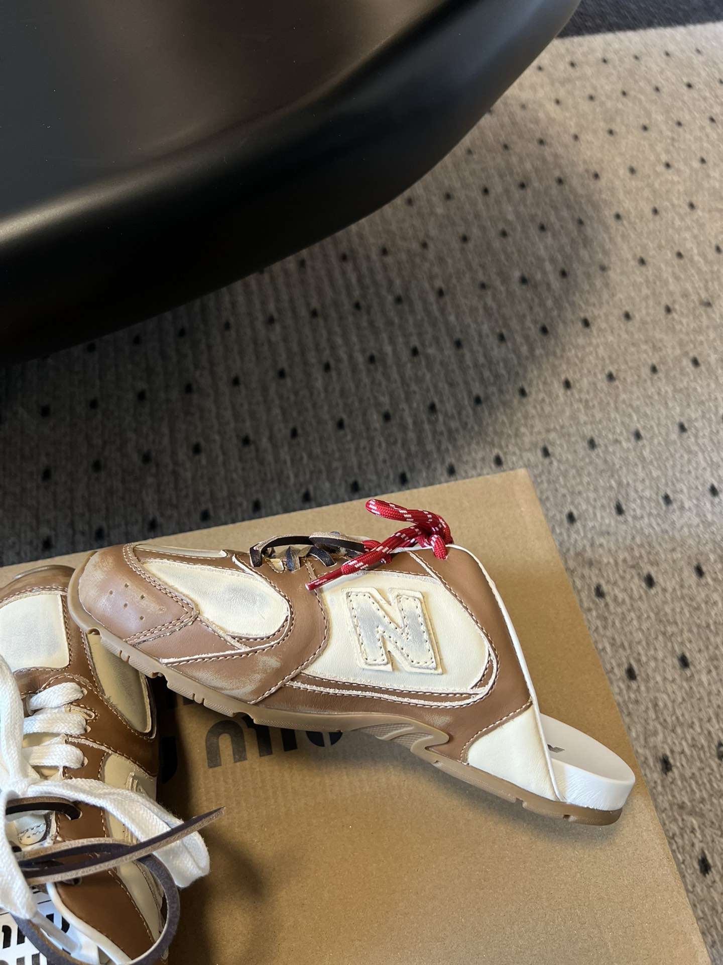 
独家新品 Miu Mi* x New Balanc* 球鞋半拖款

大火的Miu运动鞋 终于出半拖了 
