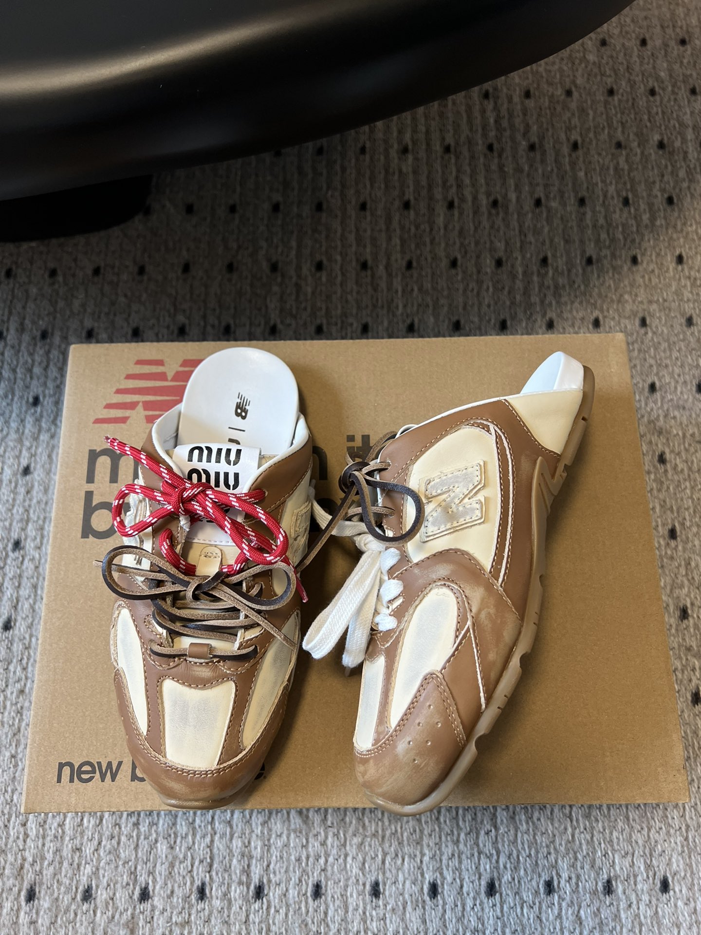 
独家新品 Miu Mi* x New Balanc* 球鞋半拖款

大火的Miu运动鞋 终于出半拖了 