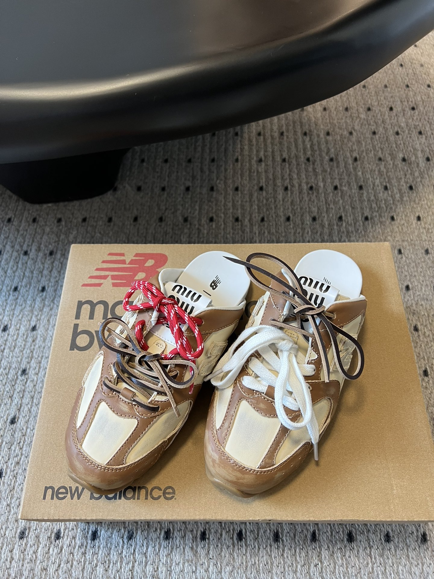 
独家新品 Miu Mi* x New Balanc* 球鞋半拖款

大火的Miu运动鞋 终于出半拖了 