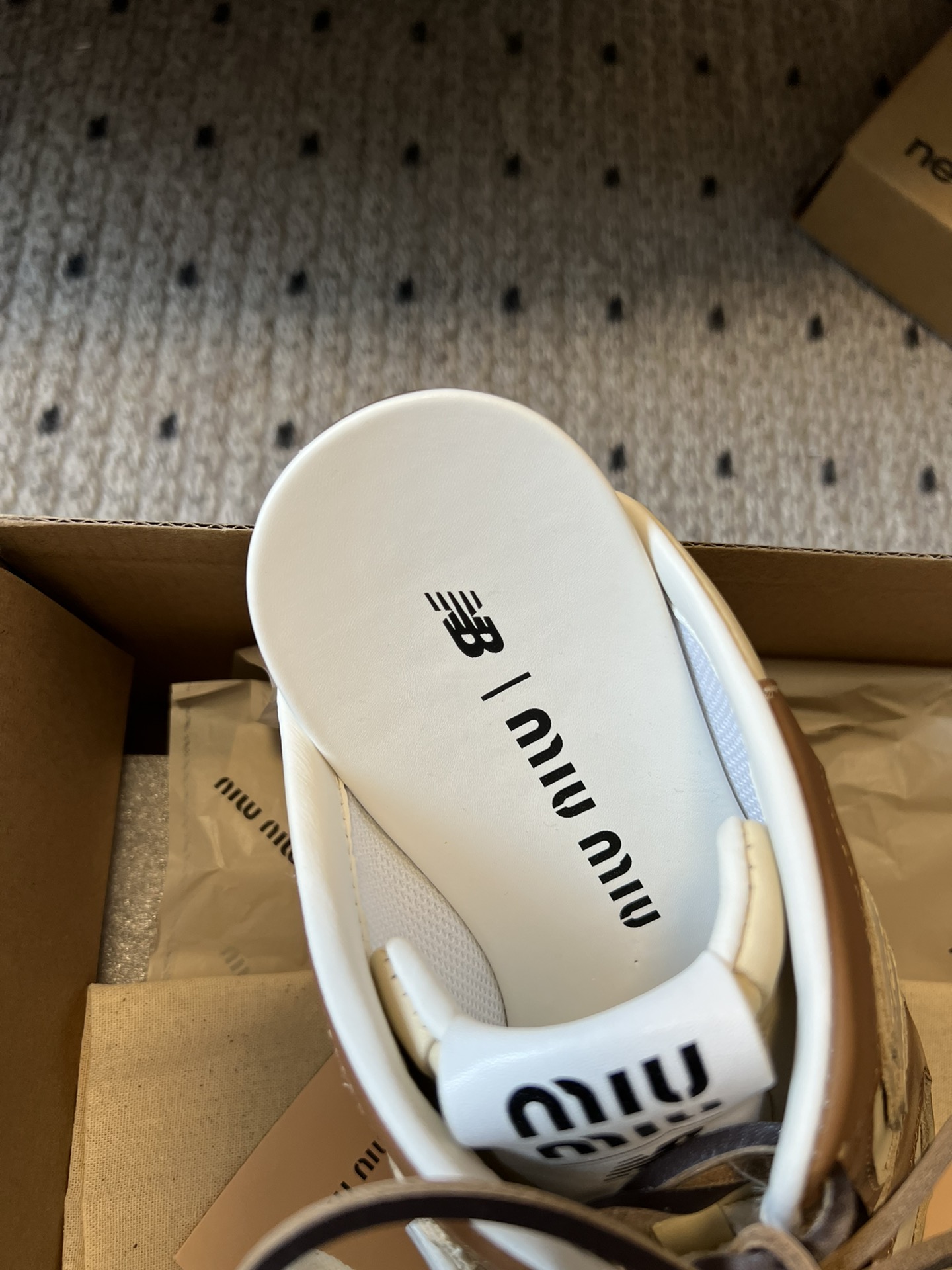
独家新品 Miu Mi* x New Balanc* 球鞋半拖款

大火的Miu运动鞋 终于出半拖了 
