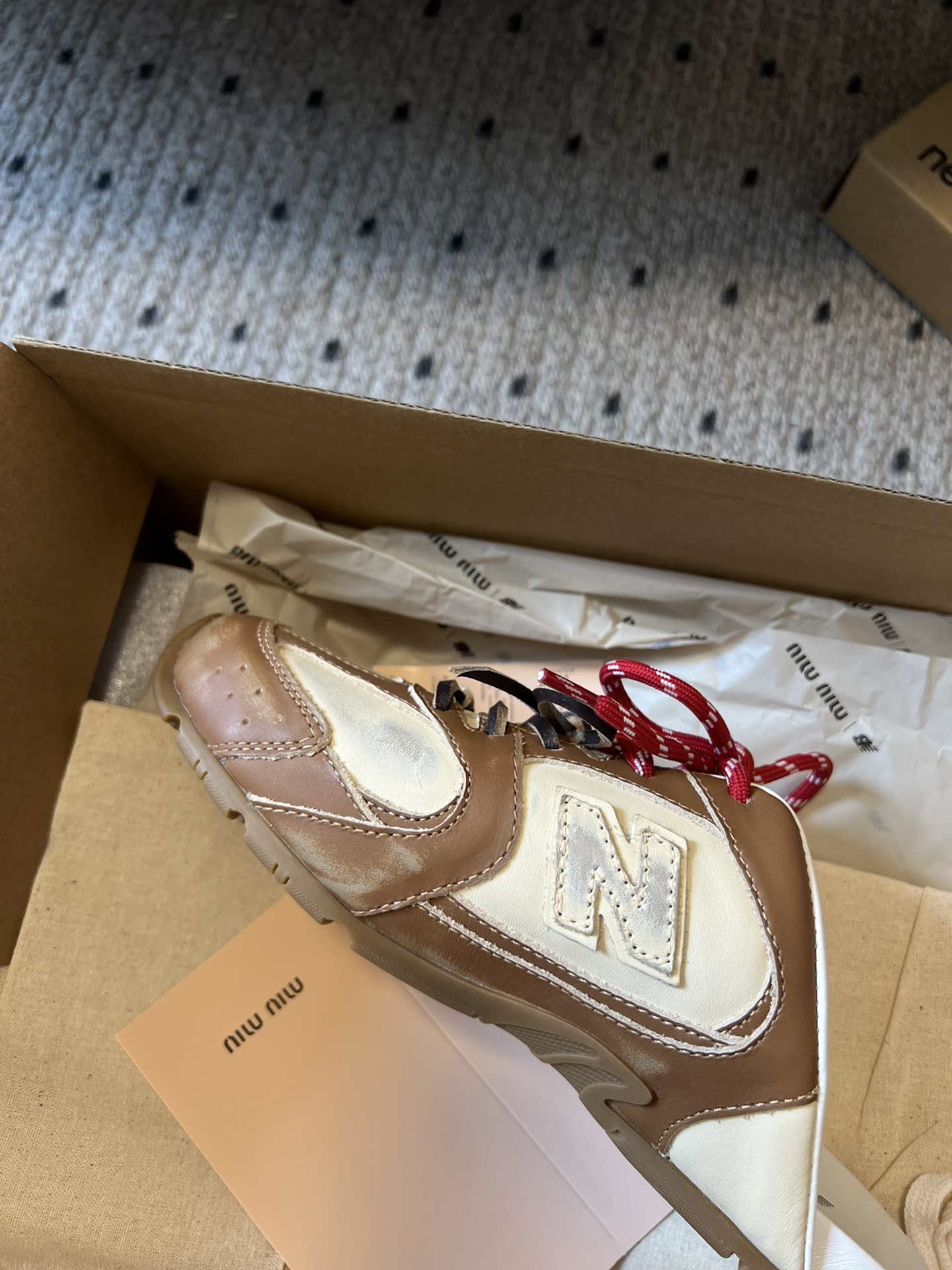 
独家新品 Miu Mi* x New Balanc* 球鞋半拖款

大火的Miu运动鞋 终于出半拖了 