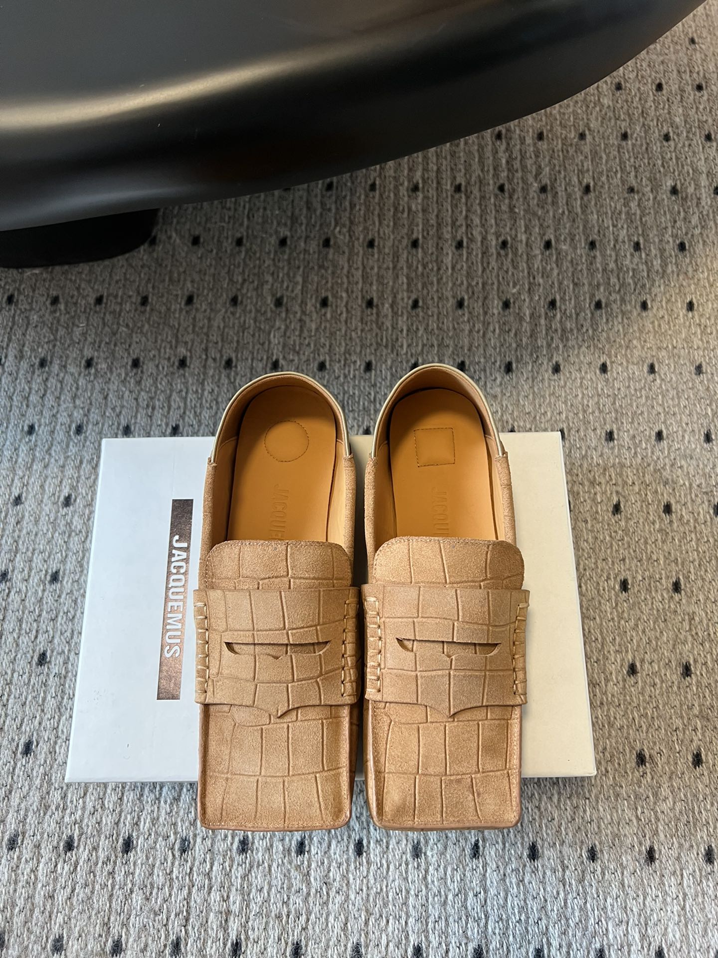 NO:237744,jacquemus 25ss square-head loafers are beautiful and practical new products in early spring, simple and casually wearing to create a fashionable feel. The square-head design is really fashionable!  Jeans and small skirts are no problem!  Coco lovely without a head, boxy, a must-have for fashionable talent!  Upper open-mark beaded cowhide/grain cowhide inner sheepskin outsole Italian genuine leather sole size 35-40 (40 custom made without return or exchange), loafers, loafers, skirts, jeans, cowhide, sheepskin19860909jacquemus 25ss方头乐福鞋 美丽且实用的早春新品,简单随意穿出时髦感,方头设计真的好时髦！牛仔裤 小裙子搭配不在话下！可可爱爱没有脑袋 四方方的 时髦精必入的一款！ 鞋面开标珠牛皮/粒面牛皮 内里羊皮 大底意大利真皮底 码数35-40（40定制不退换）,乐福鞋,loafers,skirts,jeans,cowhide,sheepskin,Women's Shoes