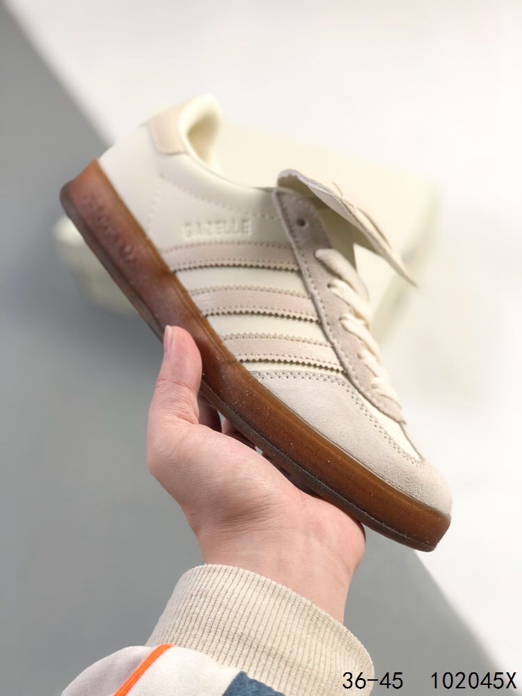  YL\n真标带半码！\n阿迪达斯Adidas Gazelle Indoor 三叶草休闲防滑耐磨低帮板鞋\n鞋头出色设计 塑就出众贴合感\n稳固的后跟贴合足部曲线设计\n软弹舒适 不易磨脚\n橡胶鞋底配合防滑纹路设计 平稳抓地\n尺码: .   . .  .   .   \nID:X