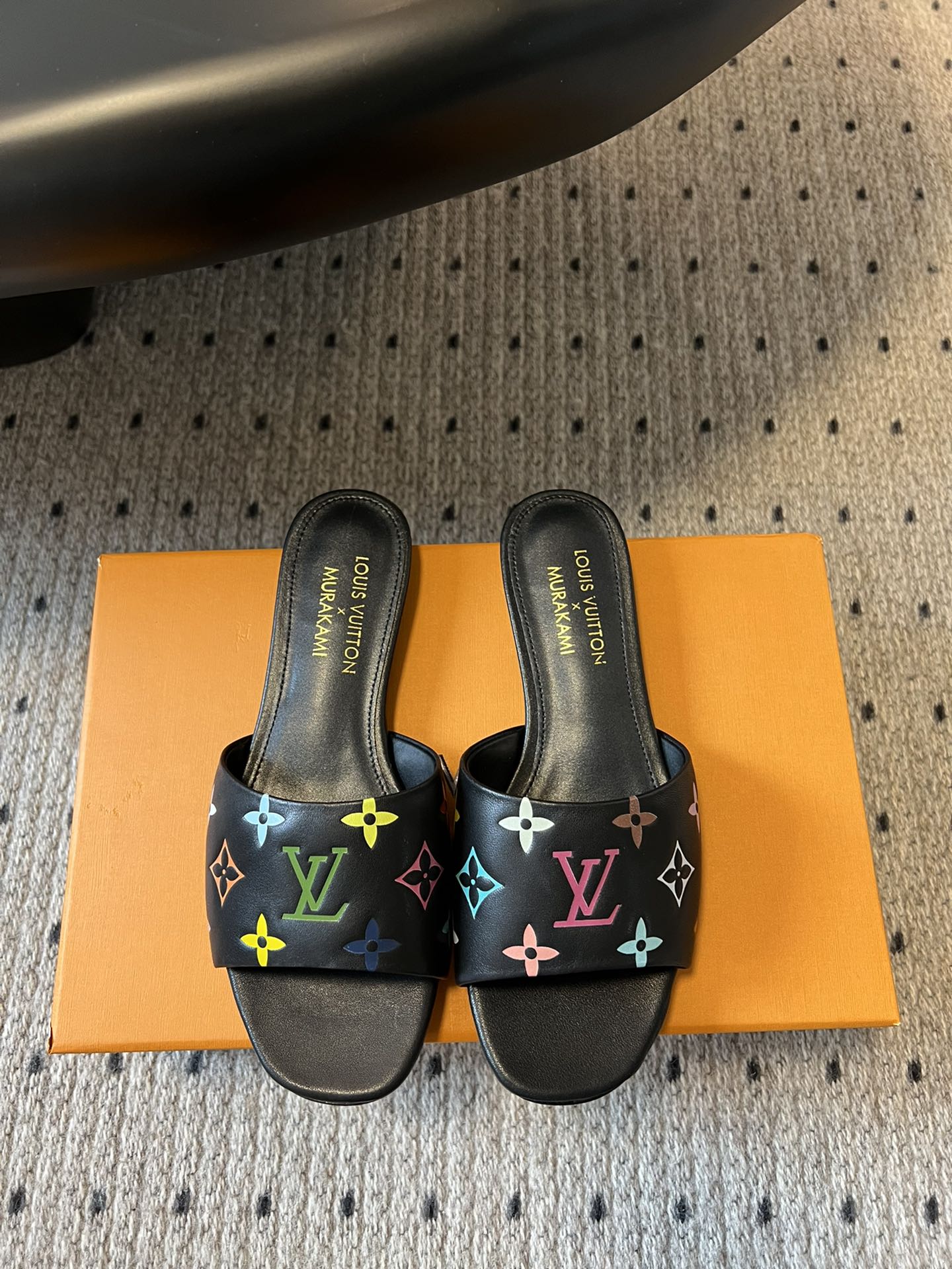 NO:229235,LouisVuitto* 25ss Spring and Summer New Black and White Three Color Cat Heel Flat-soled Sandals It is hard not to doubt whether it has borrowed from the Tang Sancai of the Tang Dynasty as the basis and innovated into the classic LV logo, using colors and large-area base colors of the upper as a comparison, creating the white three color or black three color element style of the upper, creating another classic style!  Super beautiful!  Unspeakable fashion!  Daily versatility is no problem, and it has the significance of changes and development of the times!  Kittens are super easy to wear, and the summer atmosphere is full of!  Original custom fabric, Neli Niuli, Outsole, Imported Italian leather sole, Shoe size 35-41 (40.41 custom made without return, slippers, louis vuitton, louis vuitton, slippers, Leather soles19860909LouisVuitto* 25ss春夏新款 黑白三彩猫跟平底凉拖 很难不怀疑是不是借鉴了唐朝的唐三彩作为基础,创新成lv经典标志logo,采用彩色以及鞋面的大面积底色作为对比,创造出鞋面的白三彩或者是黑三彩元素风格,成就了又一个经典款！上脚超级美腻！说不出来的时尚！日常百搭不在话下,而且很有时代的变迁发展的意义！小猫跟超级好穿,上脚满满的夏日氛围！ 材质原版定制面料 内里牛里 大底意大利进口真皮大底 鞋码35-41（40.41定制不退换,拖鞋,louis vuitton,louis vuitton,slippers,Leather soles,Women's Shoes