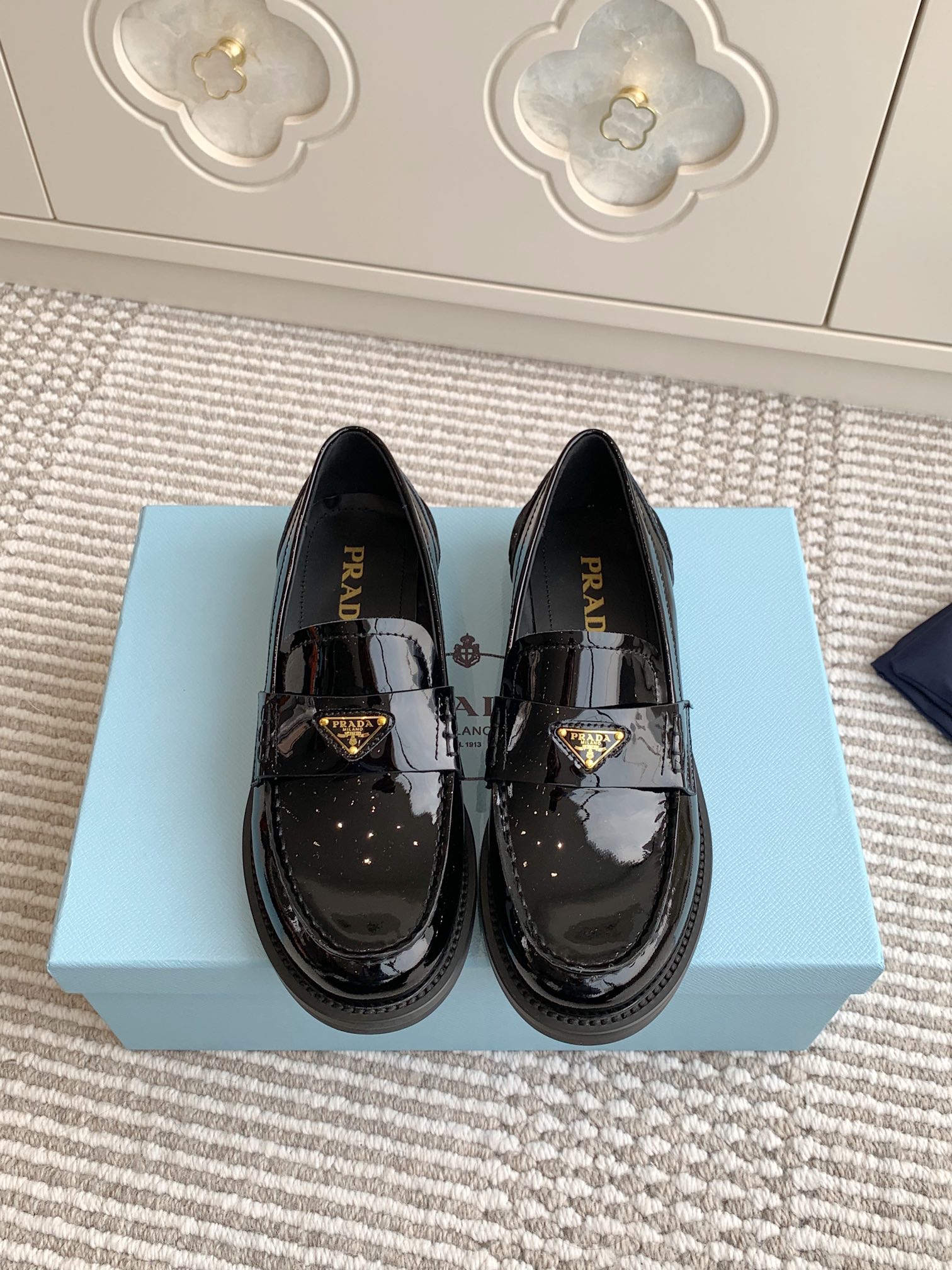 NO:593535,Batch Prada 25ss Prada catwalk style triangular logo loafers, top quality, classic style, decorated with elegant patent leather to enhance style and add exquisite style. Fabric imported open-edge beaded cowhide/cow patent leather/cowhide lining Original molded rubber outsole Size: 35-41 (40/41 customization is not returnable), loafers, prada, prada, loafers, cowhide19860909批 Prada 25ss 普拉达走秀款三角标乐福鞋 顶级品质 款乐福鞋款式经典,饰以优雅的漆面皮革提升格调,增添精致风格. 面料进口开边珠牛皮/牛漆皮/牛皮内里 原版开模橡胶大底 码数:35-41（40/41定制不退换）,乐福鞋,prada,prada,loafers,cowhide,Women's Shoes