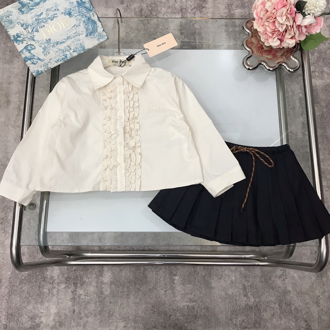 NO:211828,[Spot delivery] MIU MIU ~ Girls' skirt, layered flower bud shirt, miumiu logo logo pleated skirt, basic shirt cut with wrinkled flower bud design, full of playful and cuteness, navy blue pleated skirt with leather logo logo logo, material feels very soft and delicate, soft and comfortable, skin-friendly and not tied, excellent upper body effect, a must-have artifact for princess~ size size--120-130-140-150 [CM] Counter packaging 70, clothes, miumiu, skirts, shirts,19860909【现货发】  MIU MIU～女童套裙 千层花苞衬衫miumiu章标logo百褶裙,基础款的衬衫裁剪加了皱褶花苞设计尽显俏皮可爱感十足,藏蓝色百褶半裙搭配皮质章标logo标志 材质手感非常柔软细腻 柔顺舒适 亲肤不扎 上身效果极好 公主的必备神器～  size尺码--120-130-140-150【CM】 专柜包装70,衣服,miumiu,skirts,shirts,,Children's