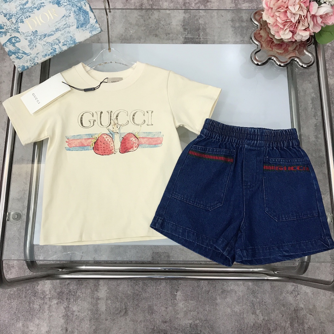 NO:211835,[Spot delivery] GUCC* Women's suit Direct spray color printed LOGO short-sleeved denim shorts fixed woven and dyed cotton double yarn precision cotton ~ Select high-end custom cotton fabric to create soft and comfortable simple and fashionable craftsmanship superimposed visible high quality Super stylish and beautiful size--120-130-140-150 [CM] Full set of packaging 10, clothes, gucci, shorts, T-shirt,19860909【现货发】   GUCC* 女套套装 直喷彩色印花LOGO短袖牛仔短裤 定织定染全棉双纱精密棉～甄选高级定制棉面料打造 柔软舒适 简约时尚 工艺叠加 看得见的高品质 超级有型又好看  size--120-130-140-150【CM】 全套包装10,衣服,gucci,shorts,T-shirt,,Children's