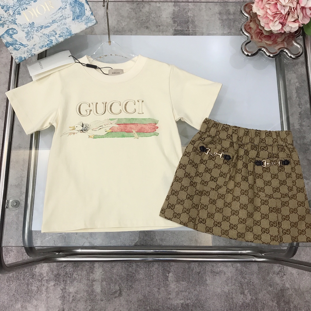 NO:211839,[Spot delivery] GUCC* Women's suit Direct spray color printed LOGO short-sleeved jacquard denim double GG short skirt fixed weaving and dyed cotton double yarn precision cotton ~ Select high-end custom cotton fabric to create soft and comfortable simple and fashionable craftsmanship superimposed visible high quality Super stylish and beautiful size--120-130-140-150 [CM] Full set of packaging 10, clothes, gucci, skirts, T-shirt,19860909【现货发】   GUCC* 女套套装 直喷彩色印花LOGO短袖提花牛仔双GG短裙 定织定染全棉双纱精密棉～甄选高级定制棉面料打造 柔软舒适 简约时尚 工艺叠加 看得见的高品质 超级有型又好看  size--120-130-140-150【CM】 全套包装10,衣服,gucci,skirts,T-shirt,,Children's