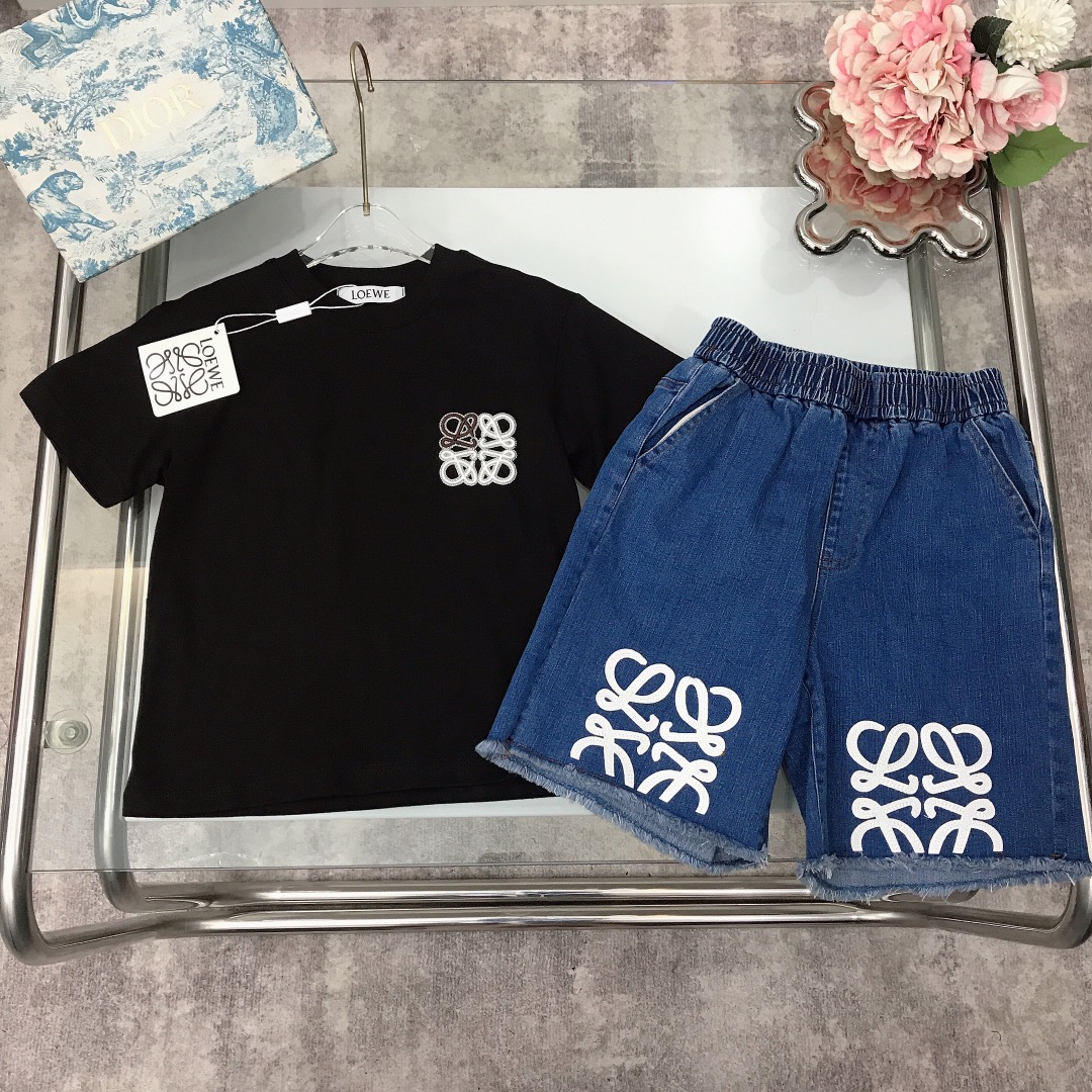 NO:211851,[Spot shipment] Loei* LOEW* Set [Short-sleeved denim shorts] Retro three-dimensional embroidered micro-label logo short sleeves paired with elastic cotton fabric denim shorts leather logo micro-label design fixed weaving and dyed cotton double yarn precision cotton ~ Select high-end customized cotton fabric to create soft and comfortable simple and fashionable craftsmanship superimposed visible high quality Super stylish and beautiful Color black white size--120-130-140-150 [CM] Full set of packaging 10, clothes, loewe, loewe, shorts, T-shirt,19860909【现货发】  罗意* LOEW* 套装【短袖牛仔短裤】复古立体刺绣微标logo短袖搭配弹棉面料牛仔短裤裤脚处皮质logo微标设计 定织定染全棉双纱精密棉～甄选高级定制棉面料打造 柔软舒适 简约时尚 工艺叠加 看得见的高品质 超级有型又好看 颜色黑色 白色 size--120-130-140-150【CM】 全套包装10,衣服,loewe,loewe,shorts,T-shirt,,Children's