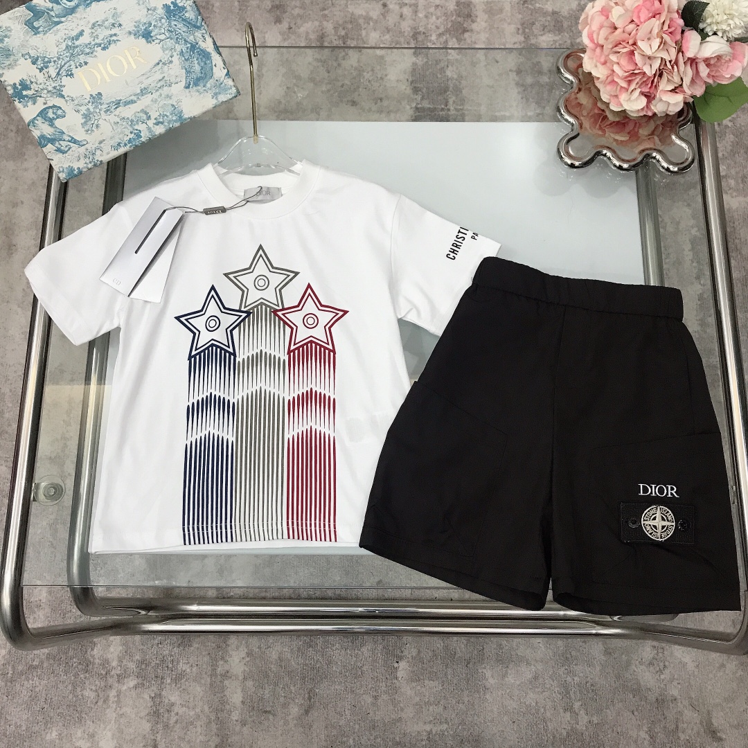 NO:211845,[Spot delivery] DIO* Set [Short-sleeved nylon work shorts] DD line star print flowing three-color line T-shirt paired with quick-drying breathable nylon shorts pocket logo embroidery accessories stamps, fixed weaving and dyeing, full cotton double yarn precision cotton ~ Select high-end custom cotton fabric to create soft and comfortable, simple and fashionable, craftsmanship superimposed, visible high quality, super stylish and beautiful color white size--120-130-140-150 [CM] Full set of packaging 10, clothes, dior, shorts, T-shirt, tees, t-shirt,19860909【现货发】  DIO* 套装【短袖尼龙工装短裤】DD线条星星印花流淌的三色线条T恤搭配速干透气尼龙材质短裤口袋处logo刺绣辅料章标,定织定染全棉双纱精密棉～甄选高级定制棉面料打造 柔软舒适 简约时尚 工艺叠加 看得见的高品质 超级有型又好看 颜色白色 size--120-130-140-150【CM】 全套包装10,衣服,dior,shorts,T-shirt,tees，t-shirt,,Children's