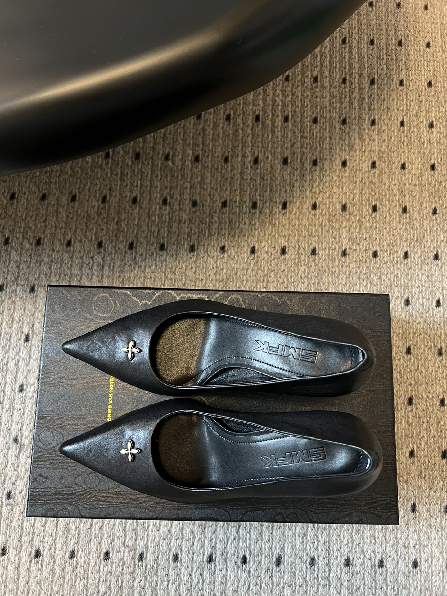 smfk 25ss尖头十字扣高跟鞋细节之美，尽显优雅格调。黑色高跟鞋搭配金属花饰 每一步都在诠释低调奢华