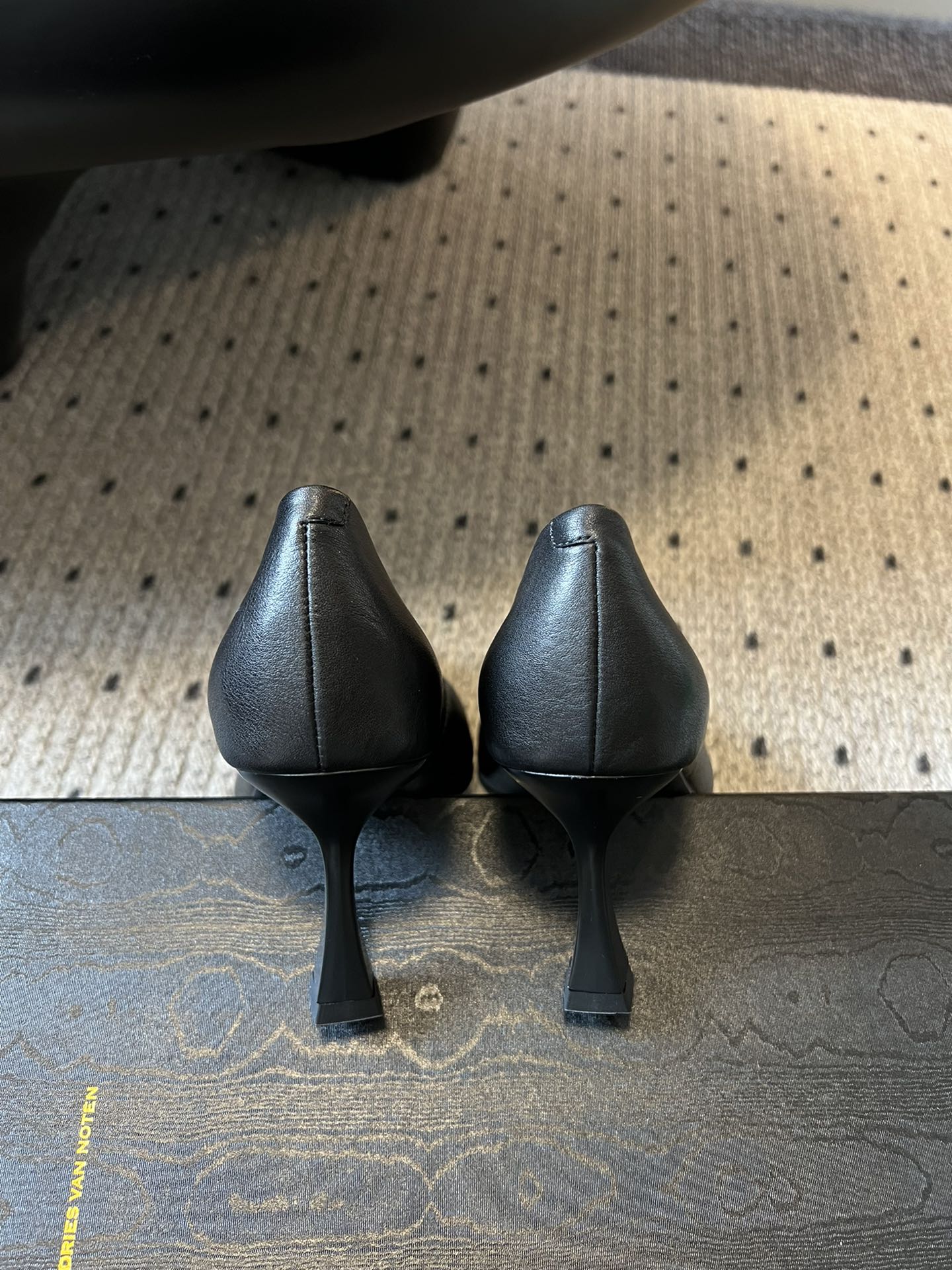 smfk 25ss尖头十字扣高跟鞋细节之美，尽显优雅格调。黑色高跟鞋搭配金属花饰 每一步都在诠释低调奢华