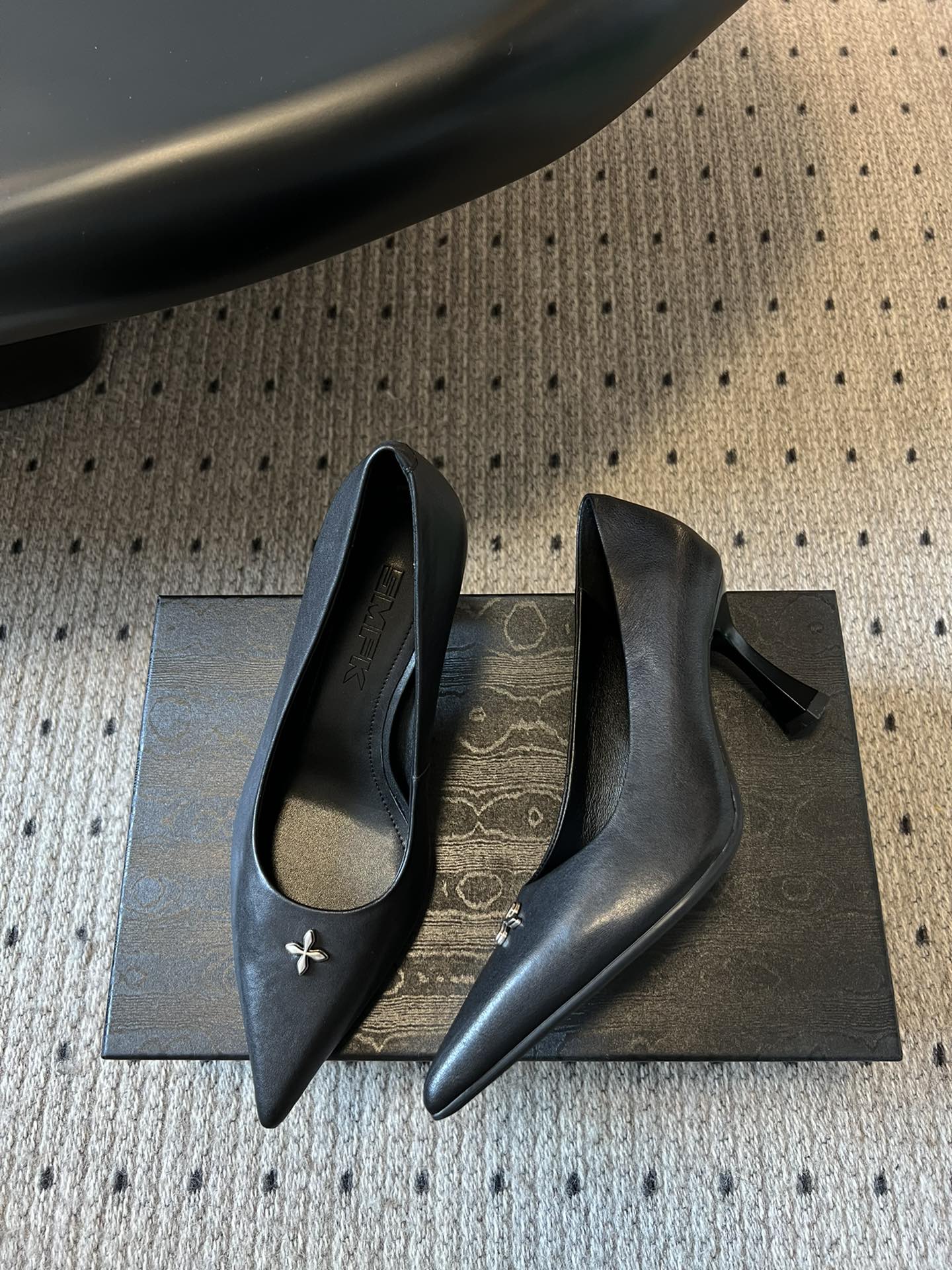 smfk 25ss尖头十字扣高跟鞋细节之美，尽显优雅格调。黑色高跟鞋搭配金属花饰 每一步都在诠释低调奢华