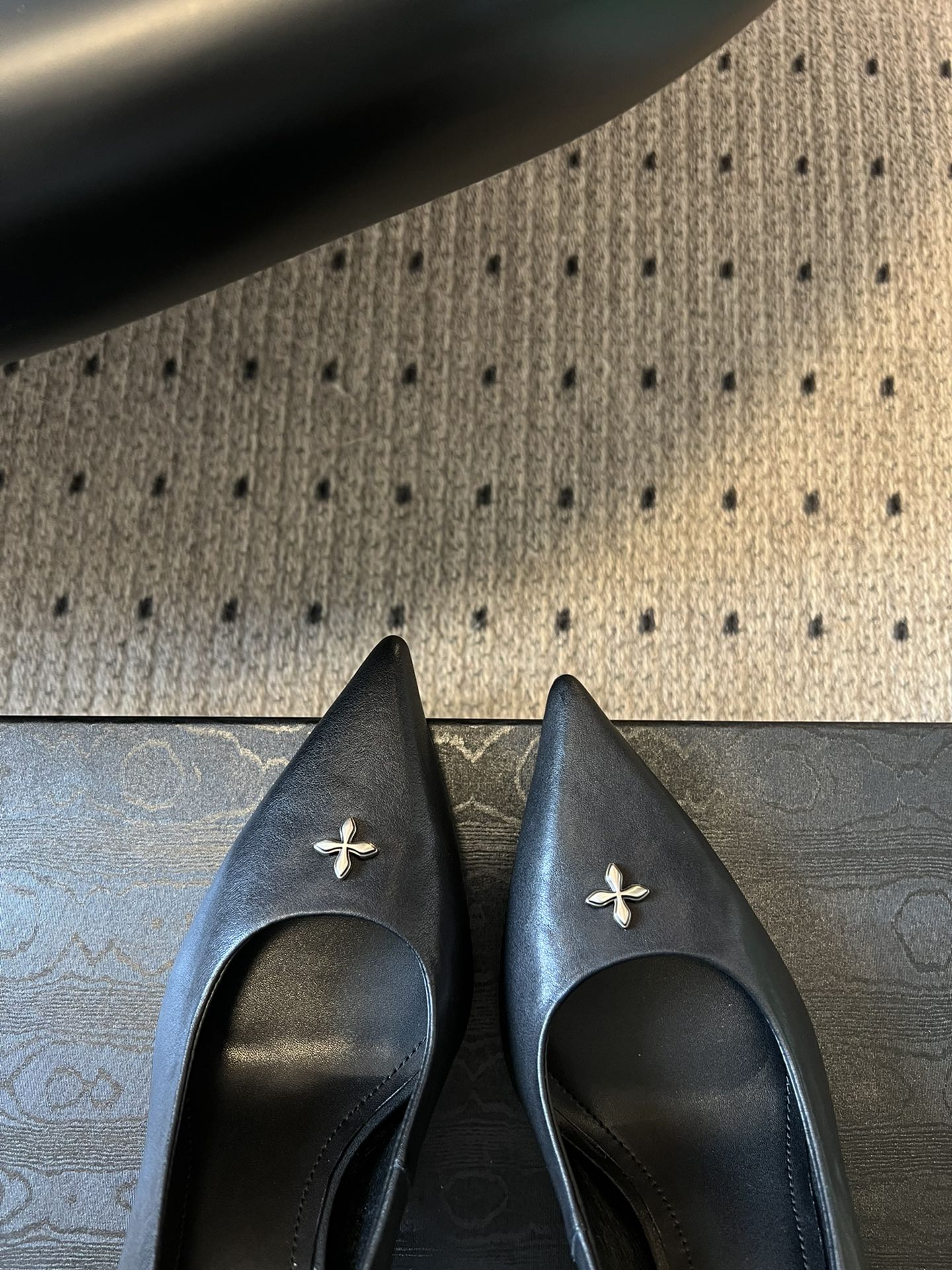 smfk 25ss尖头十字扣高跟鞋细节之美，尽显优雅格调。黑色高跟鞋搭配金属花饰 每一步都在诠释低调奢华