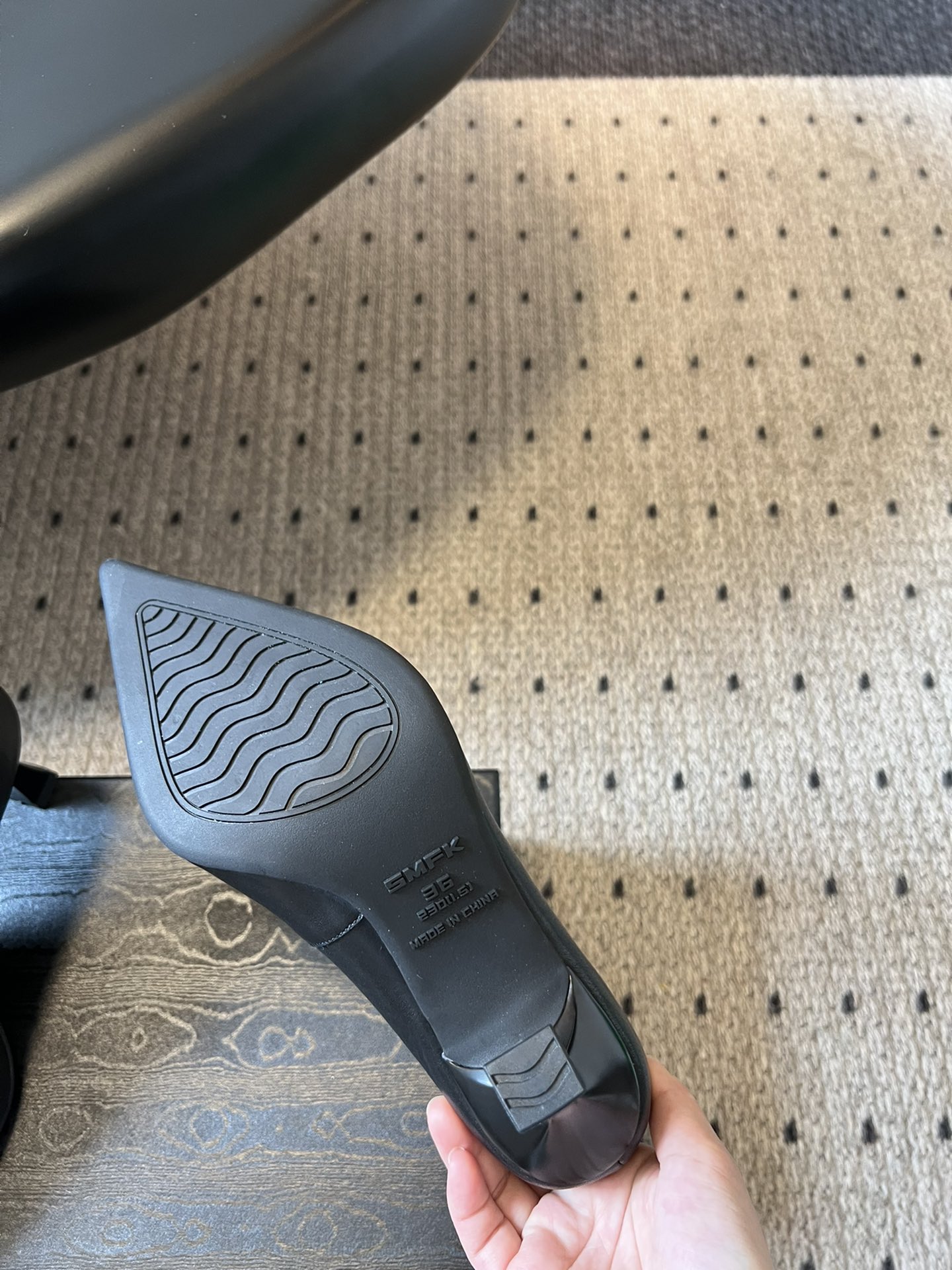 smfk 25ss尖头十字扣高跟鞋细节之美，尽显优雅格调。黑色高跟鞋搭配金属花饰 每一步都在诠释低调奢华