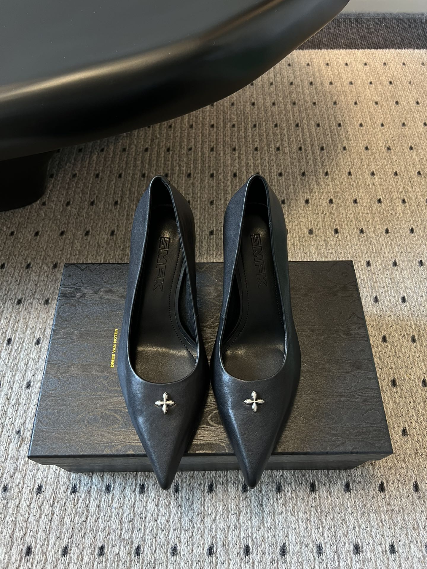 NO:692747,smfk 25ss pointed-toe cross-buckle high-heeled shoes, with beautiful details and elegant style. Black high-heeled shoes with metal flower decorations interpret low-key luxury and unique taste with every step. + Classic leather high-heeled shoes with rivets, showing a cool temperament. Custom-made cowhide for the upper, cowhide lining for the outsole. Rubber outsole. Size 35-40 (customized for 40, non-refundable, high-heeled shoes, high heels, cowhide19860909smfk 25ss尖头十字扣高跟鞋 细节之美,尽显优雅格调.黑色高跟鞋搭配金属花饰 每一步都在诠释低调奢华与独特品味.+字铆钉古典皮质高跟鞋,尽显酷飒气质 鞋面定制牛皮 内里牛皮 大底橡胶大底 码数35-40（40定制不退换,高跟鞋单鞋,high heels,cowhide,Women's Shoes