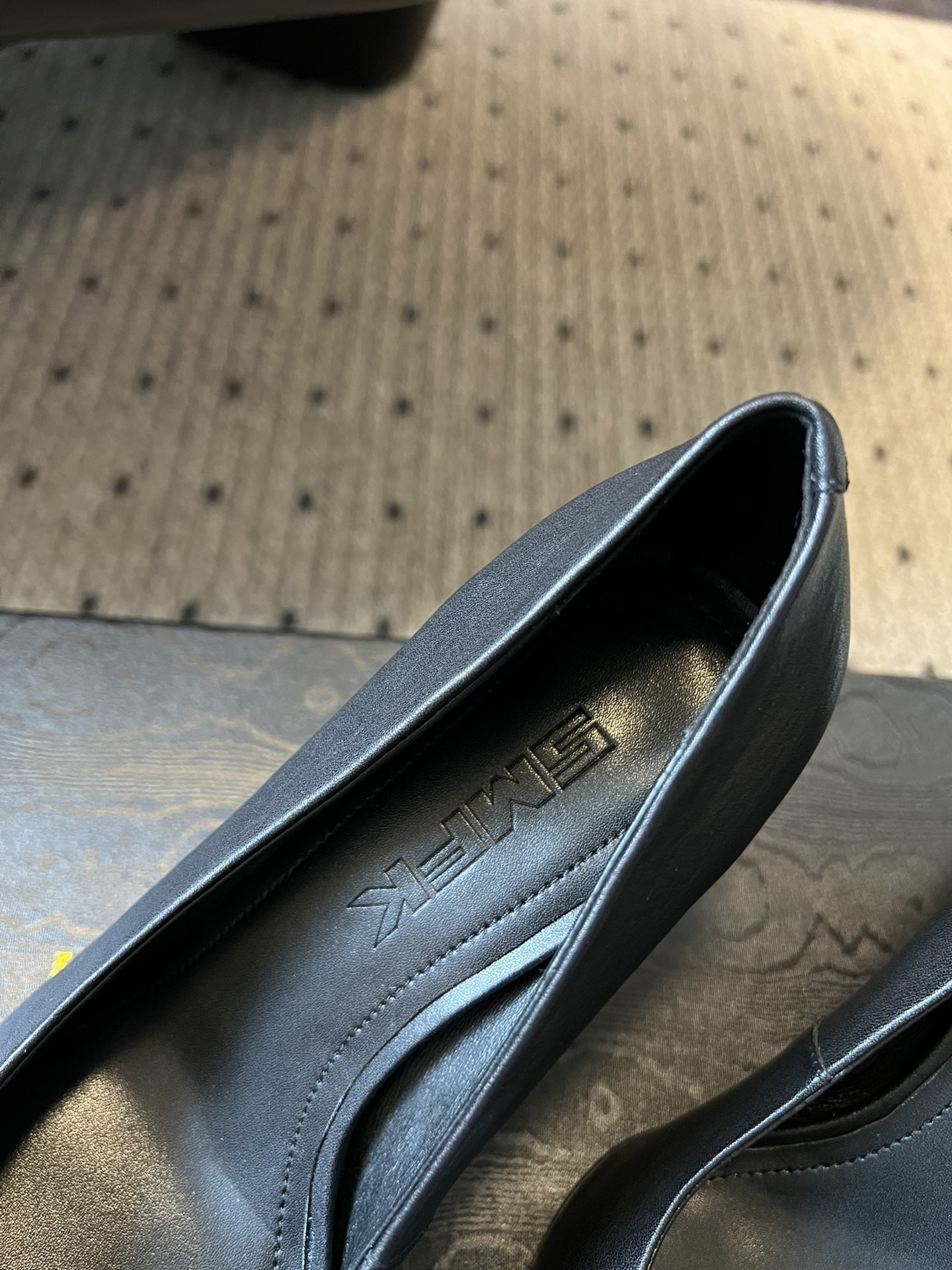 smfk 25ss尖头十字扣高跟鞋细节之美，尽显优雅格调。黑色高跟鞋搭配金属花饰 每一步都在诠释低调奢华