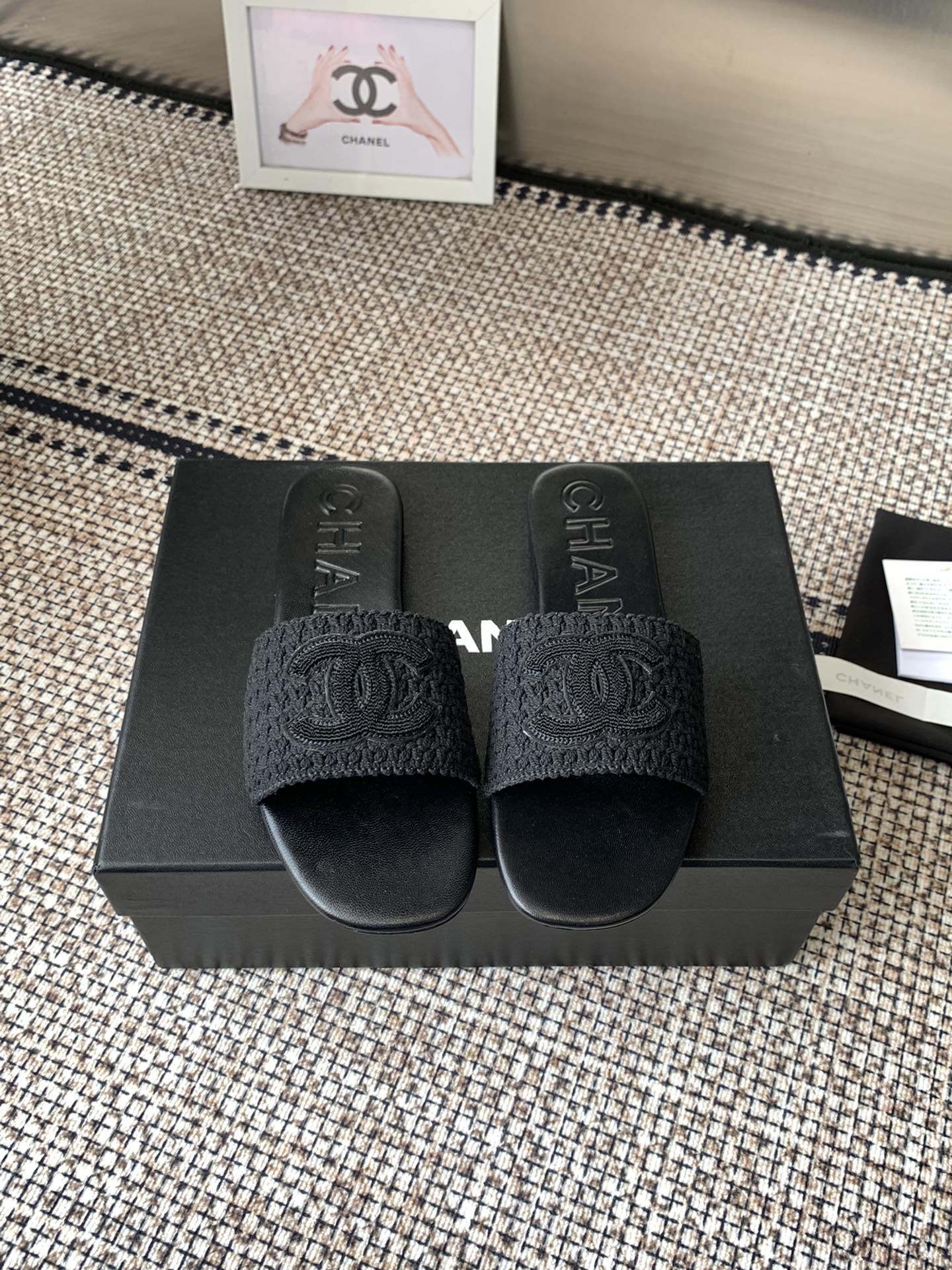 NO:233059,Chanel's new flat-soled woven double C slippers top version, must-have sandals series in summer, super beautiful and elegant on the upper, original custom-made upper, the inner foot pad is silk sheepskin imported from Italy Size: 35-41 (customized by 40/41), slippers, chanel, slippers, cowhide, sheepskin19860909Chanel新款平底编织双C拖鞋顶级版本 夏天必入的凉拖系列 上脚超级美丽优雅 原版定制材质鞋面 内里垫脚是丝绸羊皮 意大利进口牛皮大底 Size:35-41（40/41定制）,拖鞋,chanel,slippers,cowhide,sheepskin,Women's Shoes