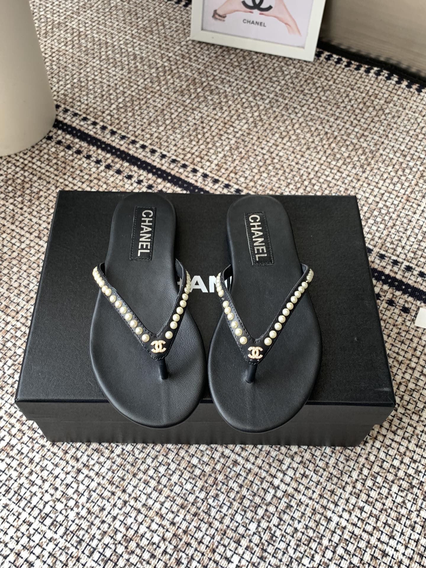 NO:233061,Chanel spring and summer hot flip flops. The whole pair of shoes is purchased and developed by Zp, all customized materials, exclusive mold opening sole, all details are shipped together, and even the packaging is the same as the genuine one. Original Italian leather sole Size: Women's 35-40 (40 custom made, no return or replacement), slippers, chanel, slippers, Leather soles19860909Chanel 春夏爆款人字拖鞋 整双鞋子采购Zp开发打造,全部定制材料,独家开模大底,细节全部对版出货,连包装也做到跟正品一样.原版意大利真皮大底 码数:女35-40（40 订做不退不换）,拖鞋,chanel,slippers,Leather soles,Women's Shoes