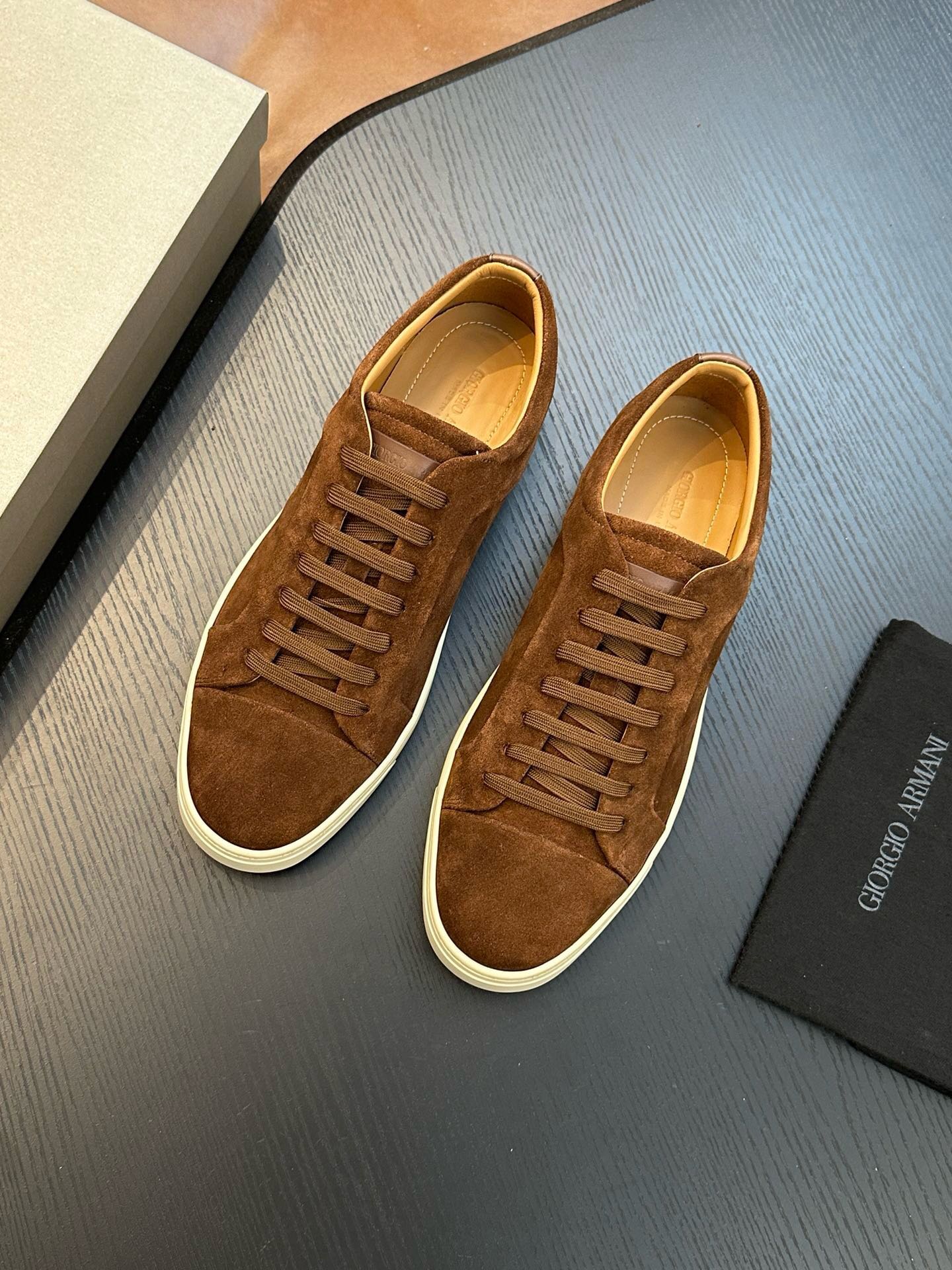 NO:620376,Brand ARMANI color original color matching code number 39-44 standard size price material Armani new casual shoes are made of high quality. The upper is made of soft first-layer cowhide, breathable cowhide lining, cowhide feet, original molded outsole, comfortable, soft, light, Armani casual shoes, armani, armani, cowhide19860909品牌ARMANI 颜色原版配色 码数39-44标准码 价格 材质阿玛尼新款 休闲鞋精品打造极高质量 鞋面采用柔软头层牛皮 透气牛皮内里 牛皮垫脚 原版开模大底 舒适 柔软 轻便,阿玛尼 休闲鞋,armani,armani,cowhide,Men's shoes