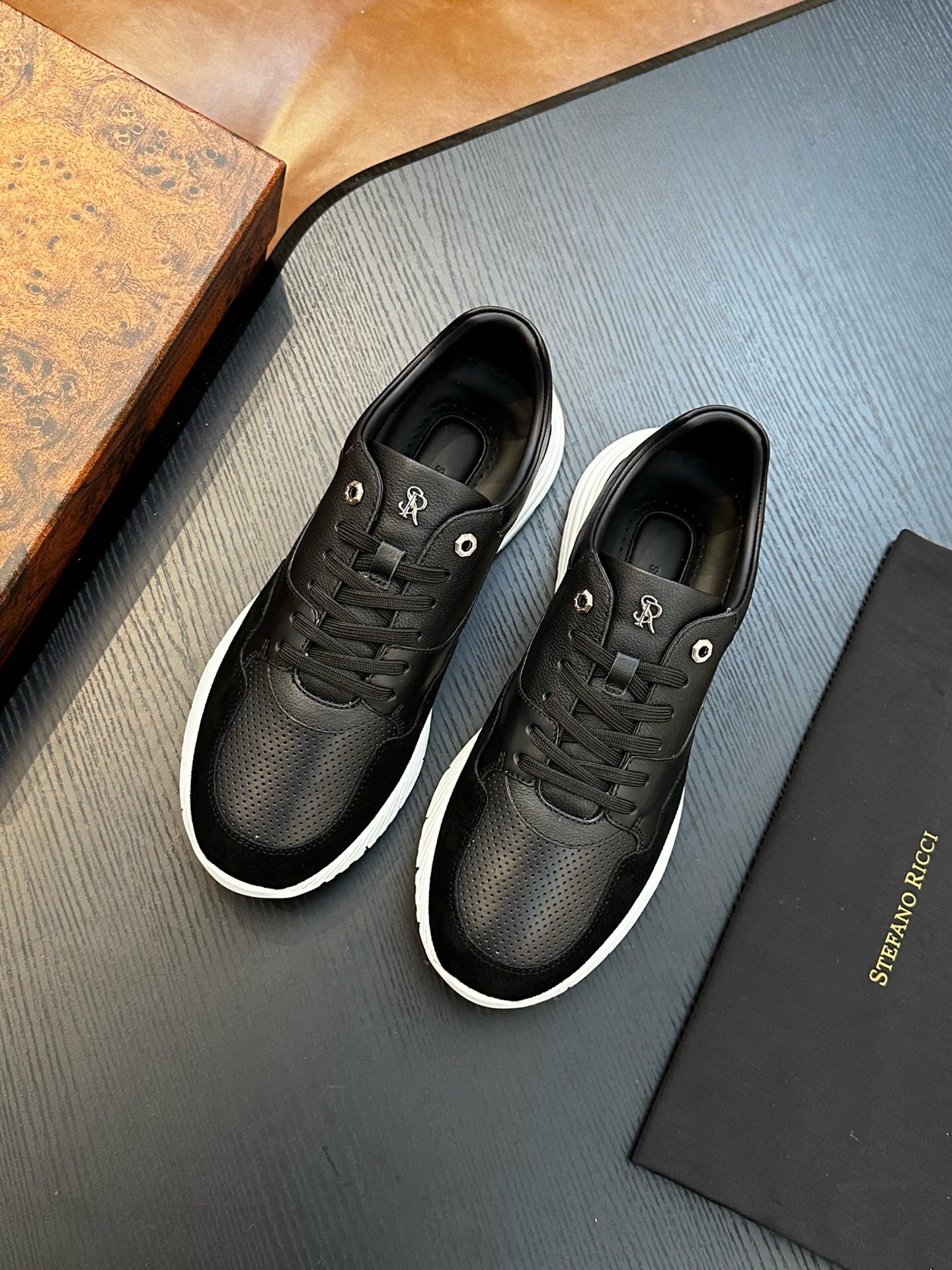 NO:221662,Original quality! Stefano Ricci men's casual leather shoes. They are made of imported original calfskin splicing, and the cowhide inner leather is soft and delicate, with excellent comfort!  Ultra-light foamed outsole. 39-44 customized 38.45., Stephen - casual shoes, cowhide19860909原版品质!Stefano Ricci（史蒂芬）男士休闲皮鞋.采用进口原版小牛皮拼接,牛皮内里 皮质柔软细腻,舒适度极好！超轻的发泡大底.39-44定做38.45.,史蒂芬-休闲鞋,cowhide,Men's shoes