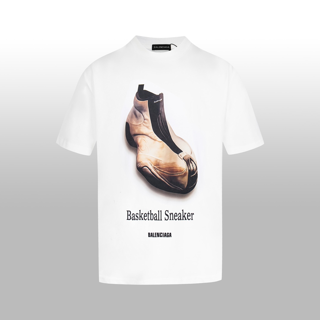 P  高版本\n 【BALENCIAG】春夏新款短袖T-shirt 欧洲数码直喷技术 ZL克高克重棉感面料 挺括有型 图案清晰如手绘 老爹鞋插画 无性别穿搭 情侣闺蜜可同款演绎 单穿慵懒随性 叠穿层次满分   尺寸XSSML