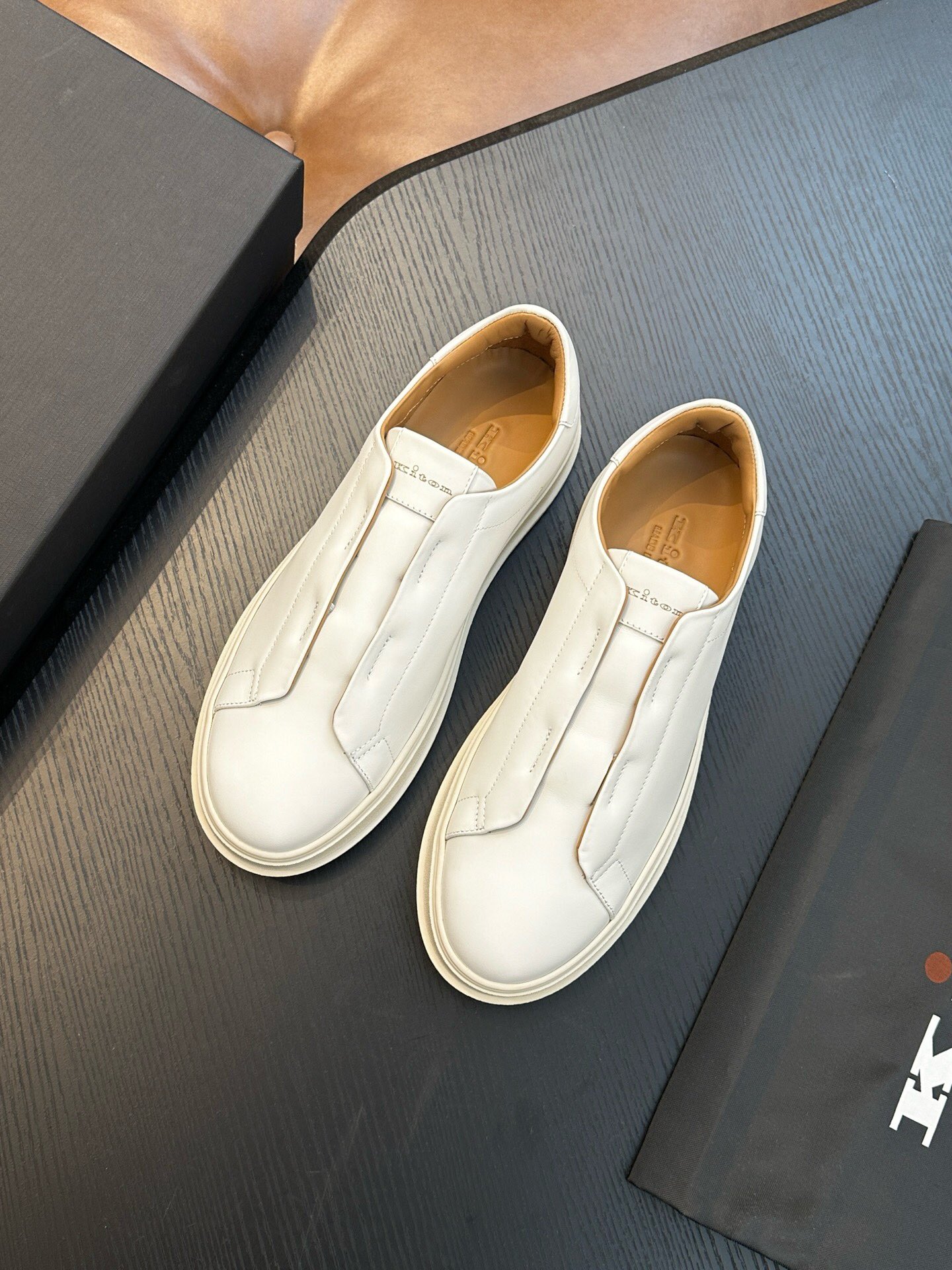 NO:222935,Brand Kiton color original color matching code number 39-44 customized 38454647 price material Kiton new product original single-stock low-top casual sports shoes!  The upper is made of original cowhide fabric cowhide inner lining, cowhide foot pad original mold open sole, high quality worth owning, Kiton casual shoes, sneakers, cowhide19860909品牌Kiton 颜色原版配色 码数39-44定做38454647 价格 材质kiton新品原单货低帮休闲运动鞋！鞋面采用原版牛皮面料牛皮内里 牛皮垫脚原版开模大底、高品质值得拥有,Kiton 休闲鞋,sneakers,cowhide,Men's shoes