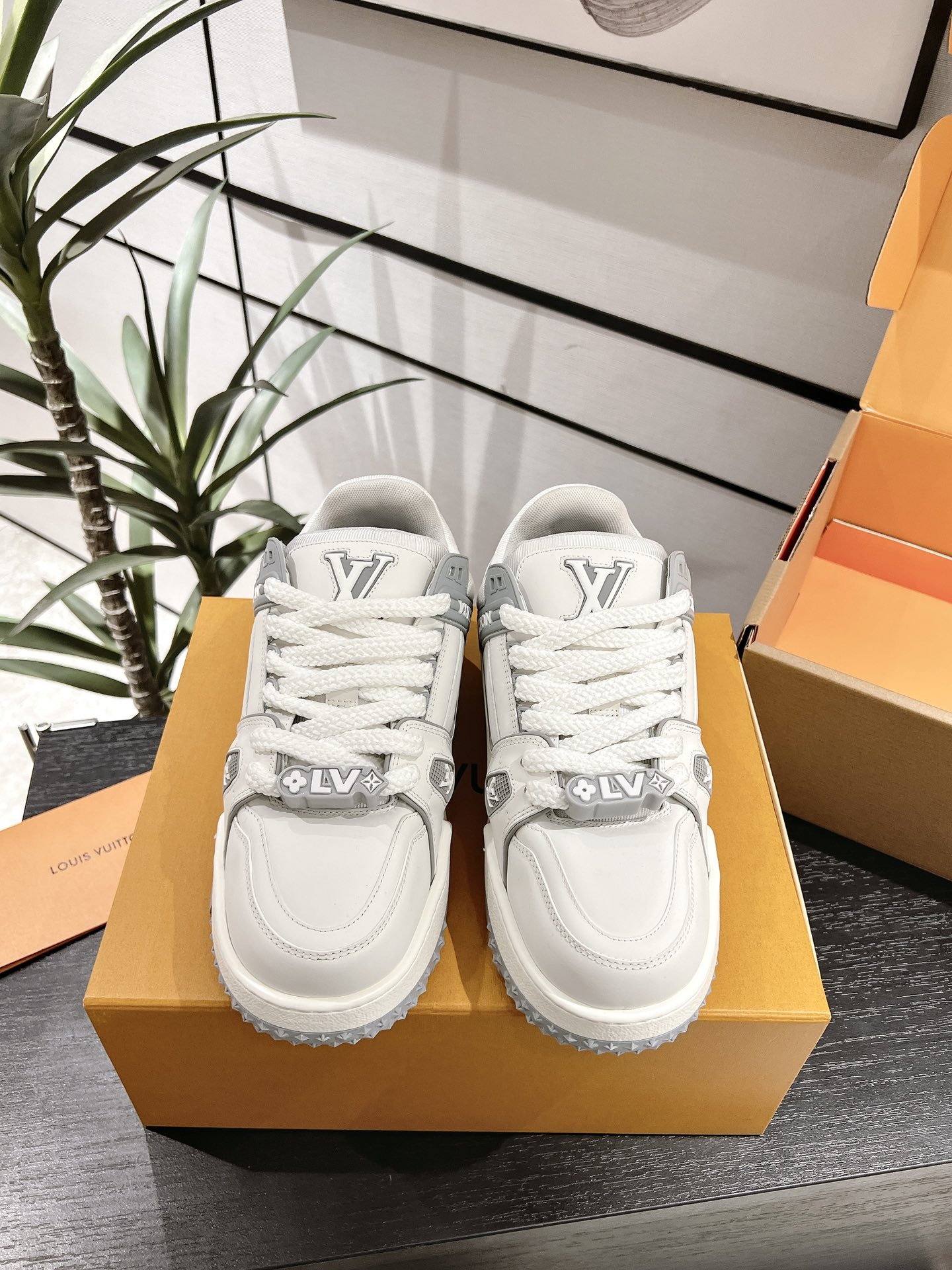 NO:402272,Lv Fat Ding, Fat Ding, Little Cute, Couple Style, 2025 Spring Color, Currently, this version is only available for zp on the market. The highest restores all details and packaging. The latest upgraded version of lvtrainer Xiao Fat Ding 2025 is the same as the original version. Exclusive model opening. Market ceiling level. Welcome to compare. Version private model bottom. Large star particles. Different from the thin small star paired jewelry-level buttons. The buttons were opened for a month before the version was finalized!  Each button is smooth and not rough, with a crystal clear texture!  The shoe waist is equipped with elastic bands to protect the ankle better and improve comfort, which is different from the market. The midsole cloth is a virtual and real-life printing effect, avoiding fake at a glance!  Size: Women 35-40 Men 39-45, casual shoes/sports shoes, louis vuitton, sneakers19860909Lv胖丁 肥嘟嘟 小可爱 情侣款 2025开春色 目前此版本只做zp上市的 最高还原所有细节 、包装 lvtrainer小胖丁2025最新升级版本 原版一致 独家开模 市场天花板级 欢迎对比 对版私模大底 大星星颗粒 区别市场单薄的小星星对版饰品级扣子 扣子开模了一个月才定版！ 每一个扣子都光滑不粗糙,晶莹剔透的质感！鞋腰对版做了松紧带 更能护好脚踝 提高舒适度,区别于市场货.中底布 是虚实相间的 独家打印效果 避免一眼假！ 码数:女35-40 男39-45,休闲鞋/运动鞋,louis vuitton,sneakers,Women's Shoes