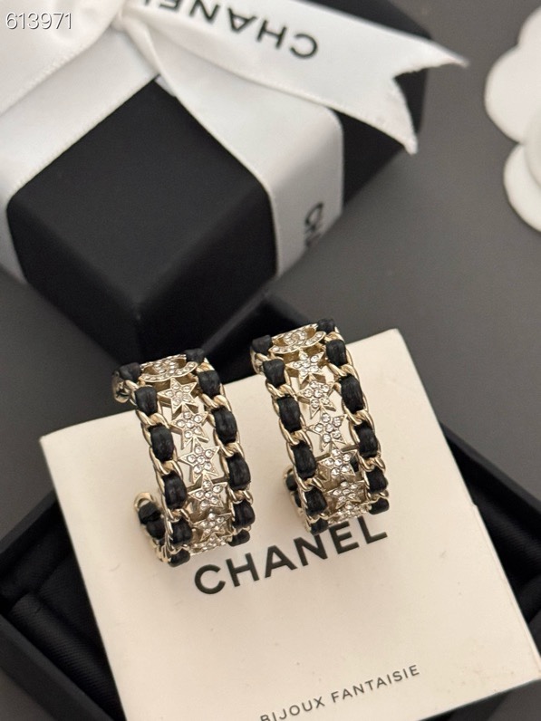 Chanel 高品质 细节如图【香星星 黑皮耳圈耳钉】中古款 非常推荐 “流行稍纵即逝