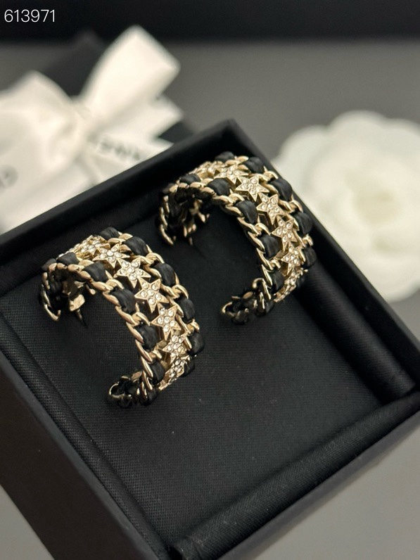Chanel 高品质 细节如图【香星星 黑皮耳圈耳钉】中古款 非常推荐 “流行稍纵即逝