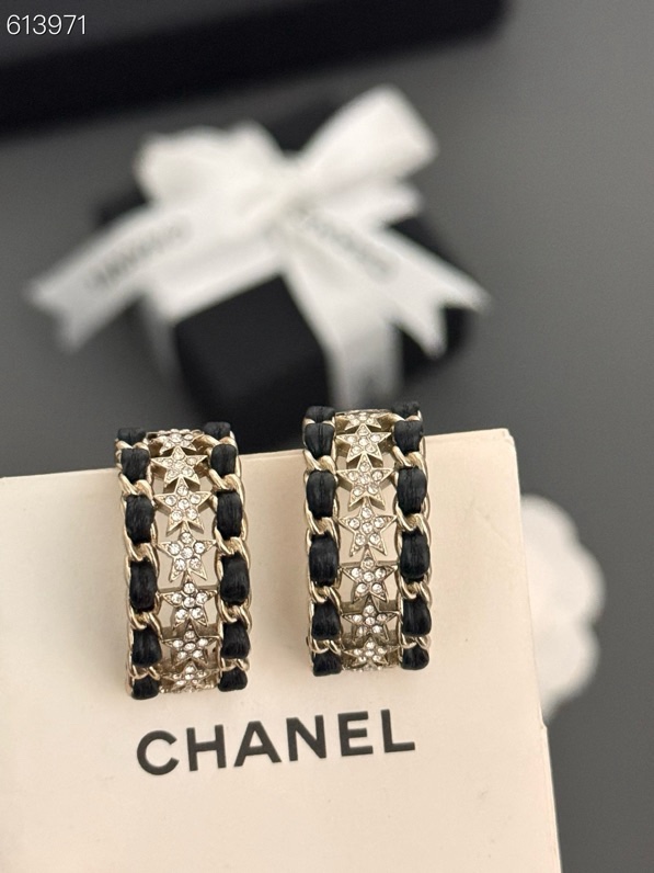 Chanel 高品质 细节如图【香星星 黑皮耳圈耳钉】中古款 非常推荐 “流行稍纵即逝