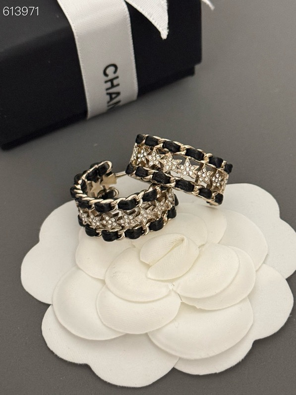 Chanel 高品质 细节如图【香星星 黑皮耳圈耳钉】中古款 非常推荐 “流行稍纵即逝