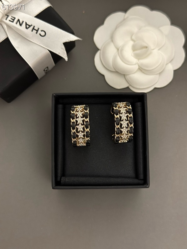 Chanel 高品质 细节如图【香星星 黑皮耳圈耳钉】中古款 非常推荐 “流行稍纵即逝