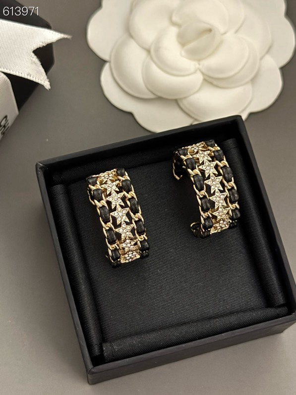 Chanel 高品质 细节如图【香星星 黑皮耳圈耳钉】中古款 非常推荐 “流行稍纵即逝