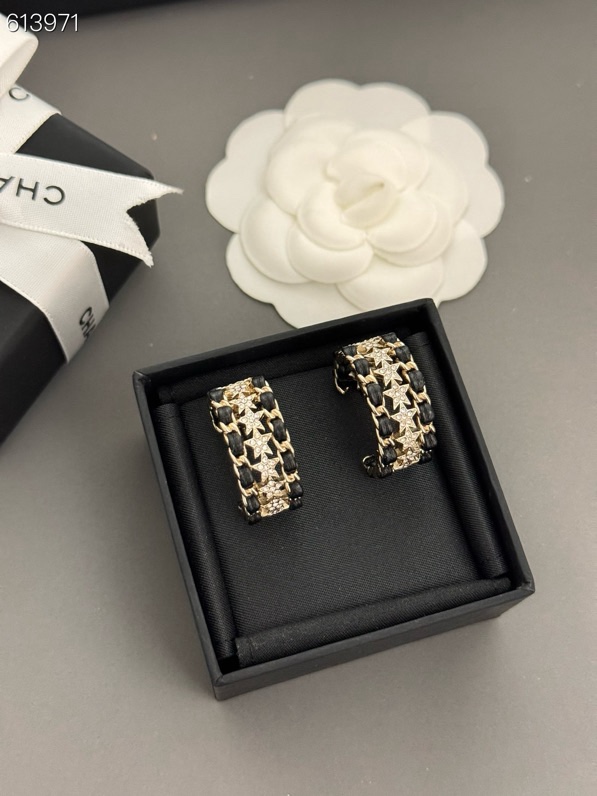 Chanel 高品质 细节如图【香星星 黑皮耳圈耳钉】中古款 非常推荐 “流行稍纵即逝