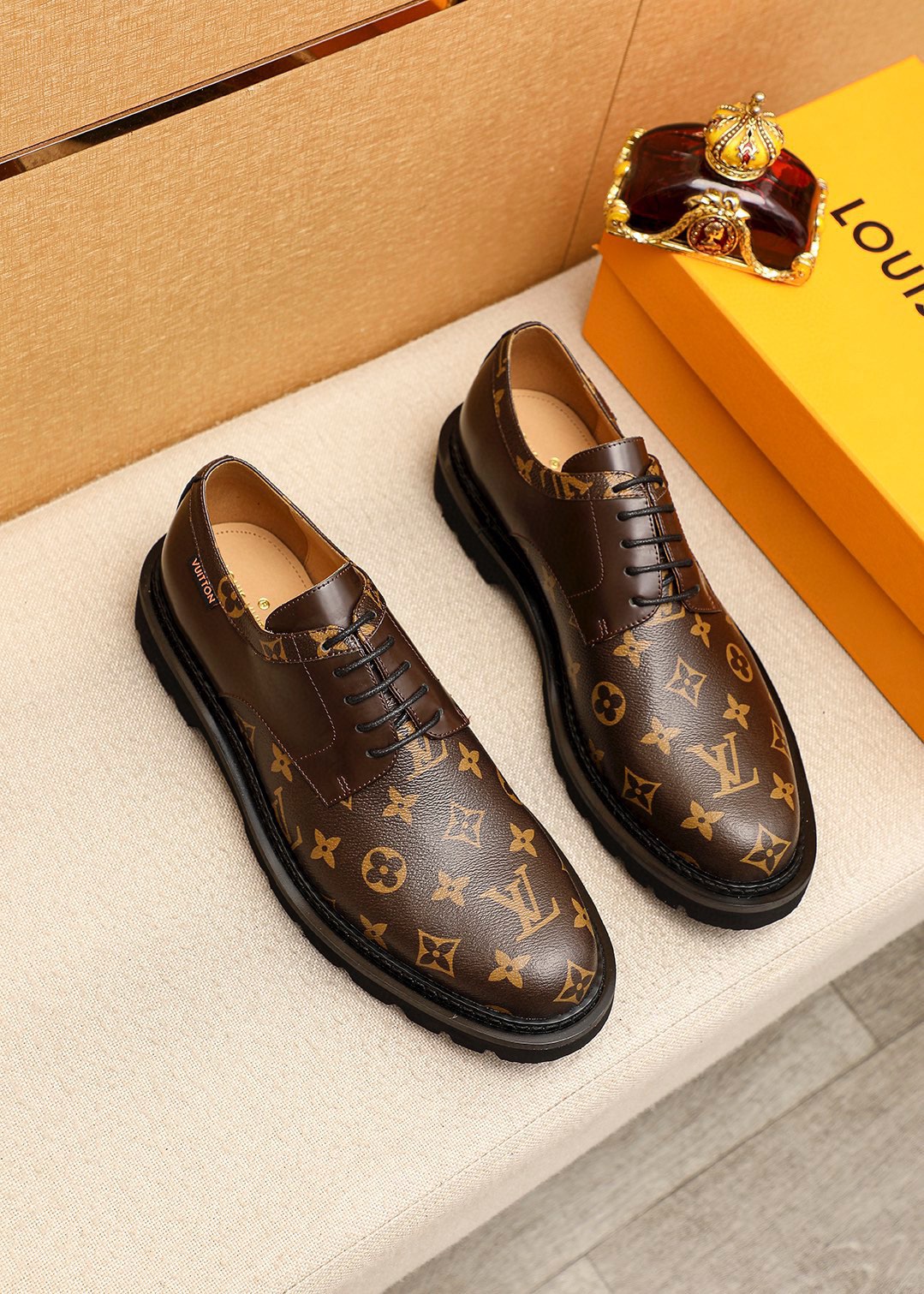 NO:273283,Original list【Louis Vuitton】Louis Vuitton New style ~ Fashionable business formal men's shoes original list quality, high-end fine details are exquisite and exquisite, using imported Italian top layer old flower cowhide upper comfortable water dyed cowhide inner, original outsole, comfortable and classic dressing, fine workmanship, worthy of possession. Size 39-44 (38.45 customized),,louis vuitton,louis vuitton,cowhide19860909原单【Louis Vuitton】路易威登 新款～时尚商务正装男鞋原单品质,高端精品细节精致考究,采用进口意大利头层老花牛皮鞋面舒适的水染牛皮内里,原版大底,穿着舒适工艺精典,做工精细,值得拥有 码数39-44（38.45订做),,louis vuitton,louis vuitton,cowhide,Men's shoes