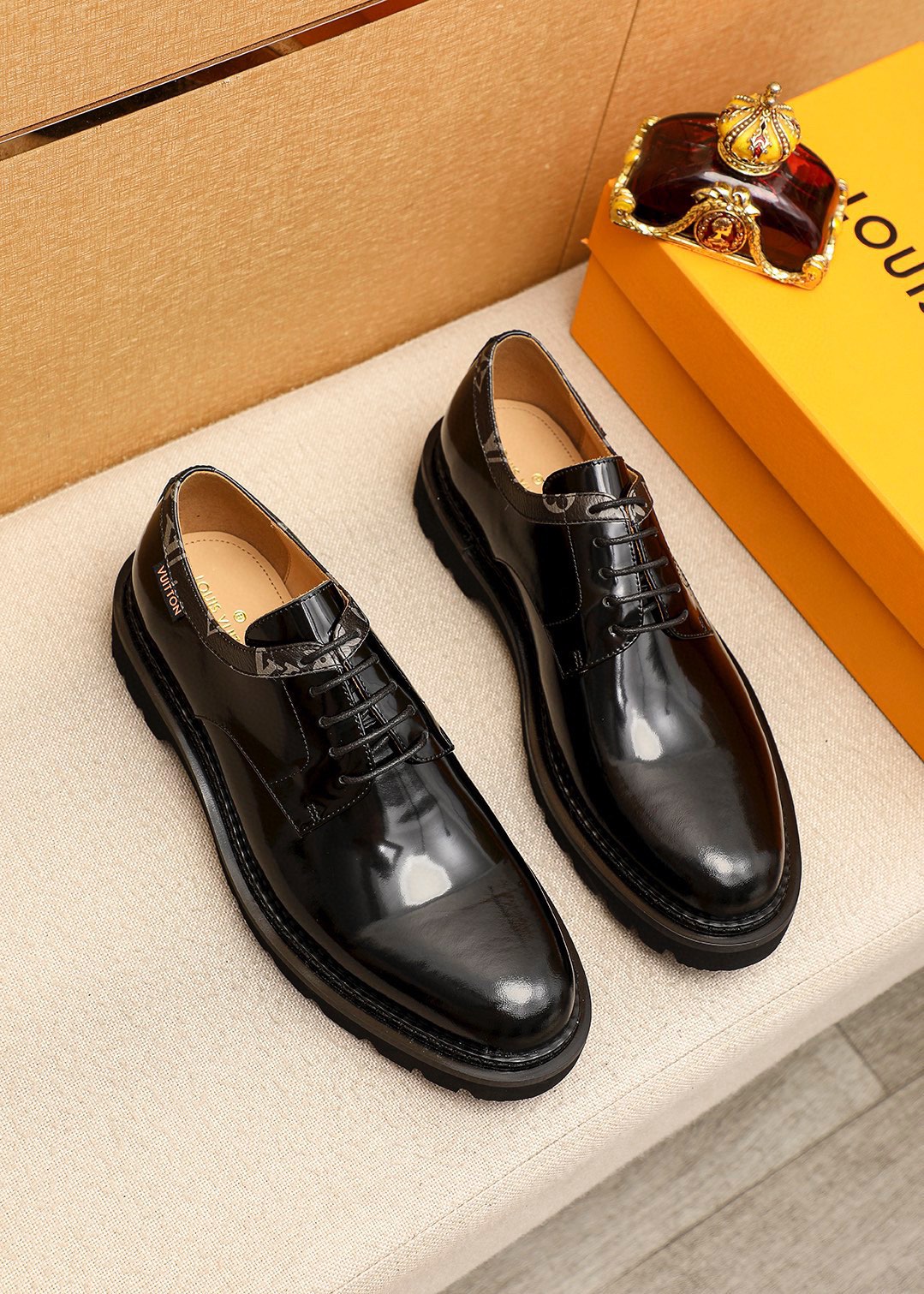 NO:273286,Original order [Louis Vuitton] Louis Vuitton New style ~ Fashionable business formal men's shoes original order quality, high-end fine details are exquisite and exquisite, using imported Italian top-layer beaded cowhide upper with comfortable water-dyed cowhide inner lining, original outsole, comfortable and classic dressing, fine workmanship, worthy of possession. Number 39-44 (38.45 customized),,louis vuitton,louis vuitton,cowhide19860909原单【Louis Vuitton】路易威登 新款～时尚商务正装男鞋原单品质,高端精品细节精致考究,采用进口意大利头层开边珠牛皮鞋面舒适的水染牛皮内里,原版大底,穿着舒适工艺精典,做工精细,值得拥有 码数39-44（38.45订做),,louis vuitton,louis vuitton,cowhide,Men's shoes