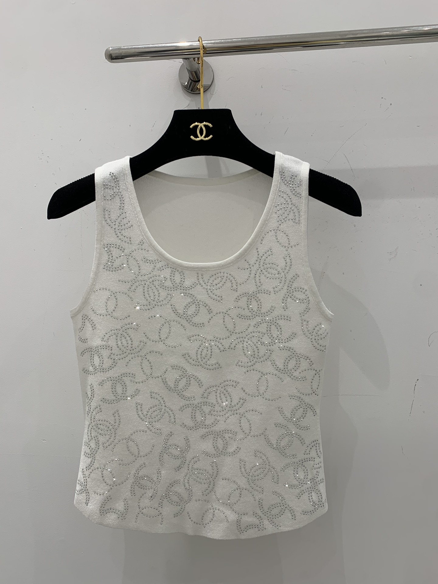 NO:326552,Chane*25 spring and summer new knitted U-neck vest, classic double c letter logo print and diamond decoration, high-end fashionable and exquisite and versatile, essential items for summer exquisite outfits Size sml, chanel, alexander wang19860909Chane*25春夏新款针织U领背心 经典双c字母logo印钻装饰 高级时髦精致百搭 夏日炎炎精致穿搭必备单品 尺码sml,,chanel,alexander wang,Women's clothing