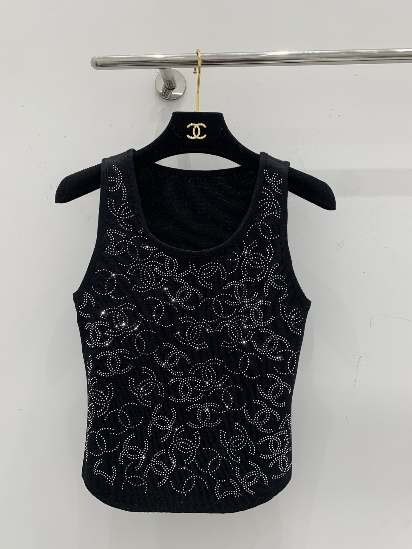 NO:326558,Chane*25 spring and summer new knitted U-neck vest, classic double c letter logo printing and diamond decoration, high-end fashionable and exquisite and versatile, essential items for summer exquisite outfits Size sml A,,chanel,alexander wang19860909Chane*25春夏新款针织U领背心 经典双c字母logo印钻装饰 高级时髦精致百搭 夏日炎炎精致穿搭必备单品 尺码sml A,,chanel,alexander wang,Women's clothing