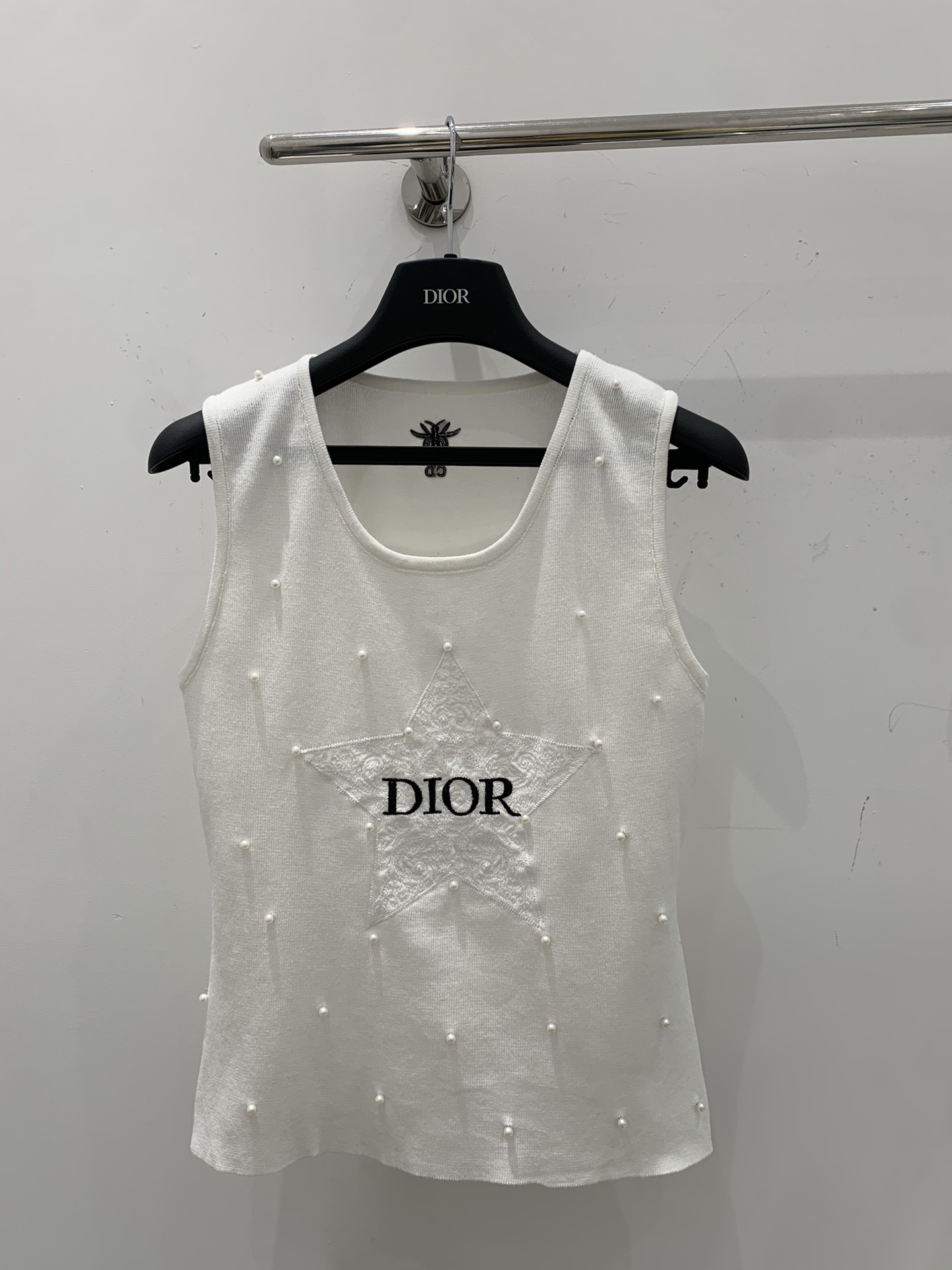 NO:326535,Dio*25 spring and summer new knitted U-neck vest imitation pearl bead decoration classic lucky star letter logo embroidery decoration back CD embroidery embroidery embroidery high-end fashionable and versatile size sml A,,dior,alexander wang19860909Dio*25春夏新款针织U领背心 仿珍珠钉珠装饰 经典幸运星字母logo刺绣装饰 后背CD刺绣点缀 高级时髦百搭 尺码sml A,,dior,alexander wang,Women's clothing