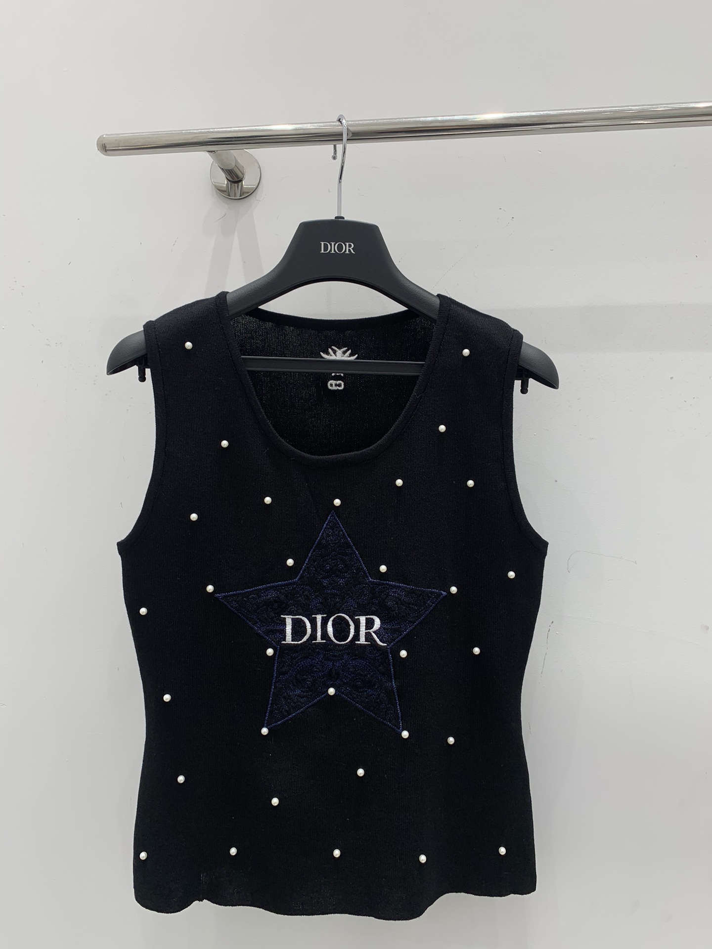 NO:326541,Dio*25 spring and summer new knitted U-neck vest imitation pearl bead decoration classic lucky star letter logo embroidery decoration back CD embroidery embroidery embroidery high-end fashionable and versatile size sml A,,dior,alexander wang19860909Dio*25春夏新款针织U领背心 仿珍珠钉珠装饰 经典幸运星字母logo刺绣装饰 后背CD刺绣点缀 高级时髦百搭 尺码sml A,,dior,alexander wang,Women's clothing