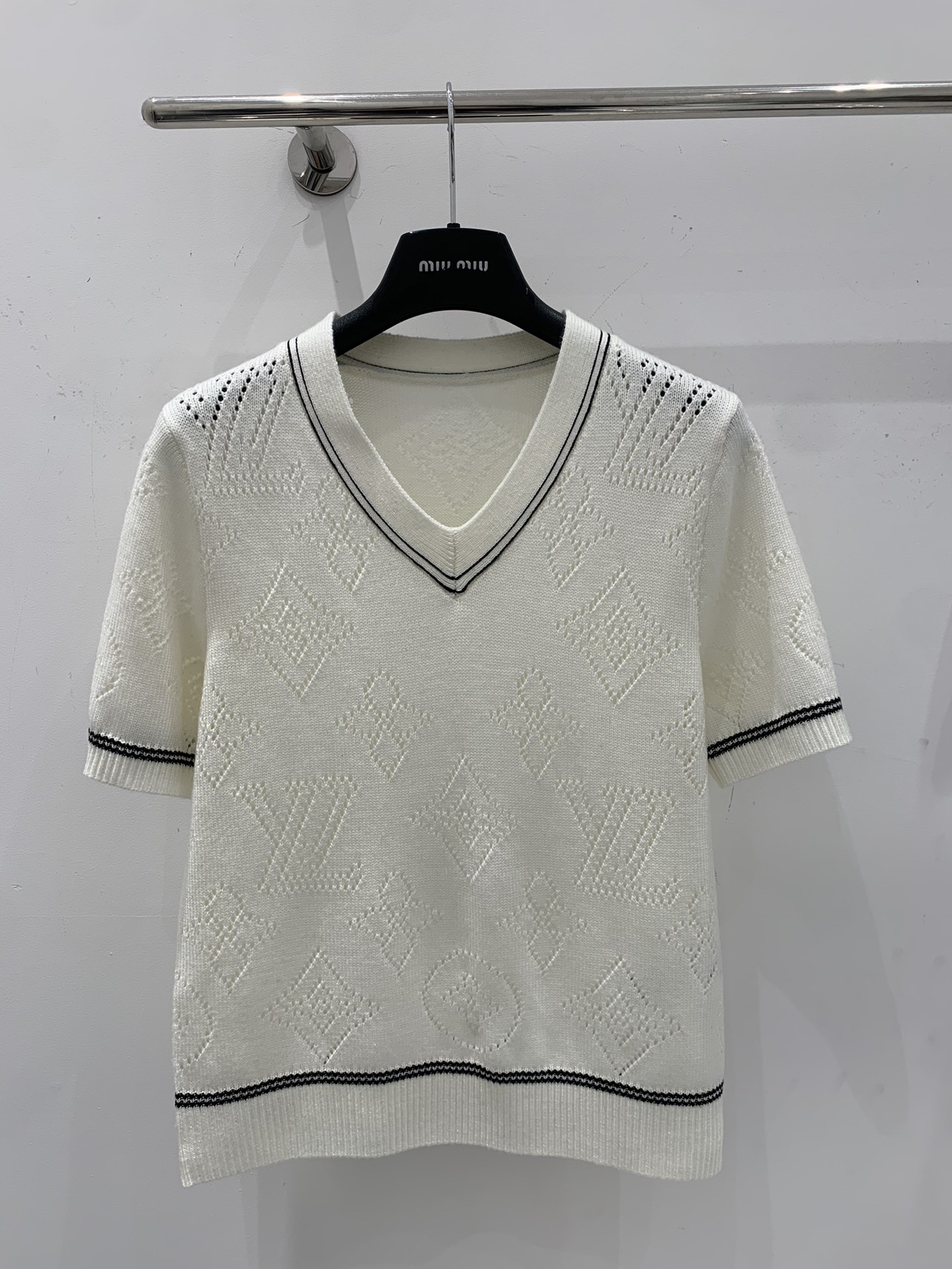 NO:326547,LV Louis Vuit*25 Spring and Summer New Knitted V-neck Short Sleeves, Whole Letter Logo Element Hollow Decoration, Striped Edge Design, High-end Fashionable, Exquisite and All-match Size sml AA,,louis vuitton,louis vuitton,T-shirt,alexander wang19860909LV路易威*25春夏新款针织V领短袖 整件字母logo元素镂空装饰 条纹压边设计 高级时髦精致百搭 尺码sml AA,,louis vuitton,louis vuitton,T-shirt,alexander wang,Women's clothing