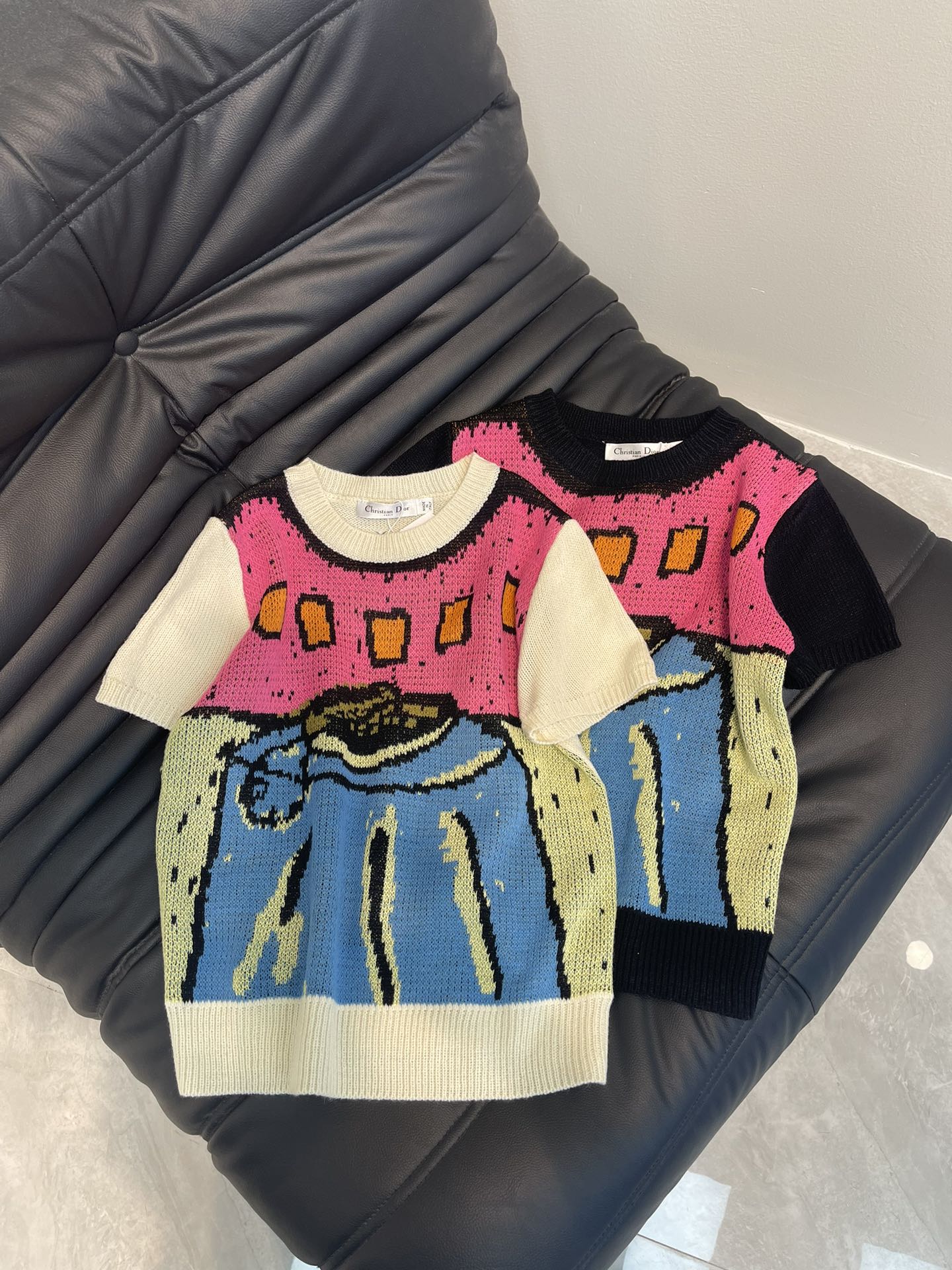 NO:326553,Dio* 25 Spring and Summer New Cartoon Pattern Knitted Short Sleeve Top!  Custom imported wool knitted material, large body decoration cartoon style pattern, multi-color collision atmosphere lively and cute, round neck short-sleeved tailoring, regular style versatile and not picky!  SML AA,,dior,T-shirt,alexander wang19860909Dio* 25春夏新款卡通图案针织短袖上衣！定制进口羊毛针织材质 大身饰卡通风格图案 多色碰撞氛围活泼可爱 圆领短袖剪裁 常规版型百搭不挑人！SML AA,,dior,T-shirt,alexander wang,Women's clothing