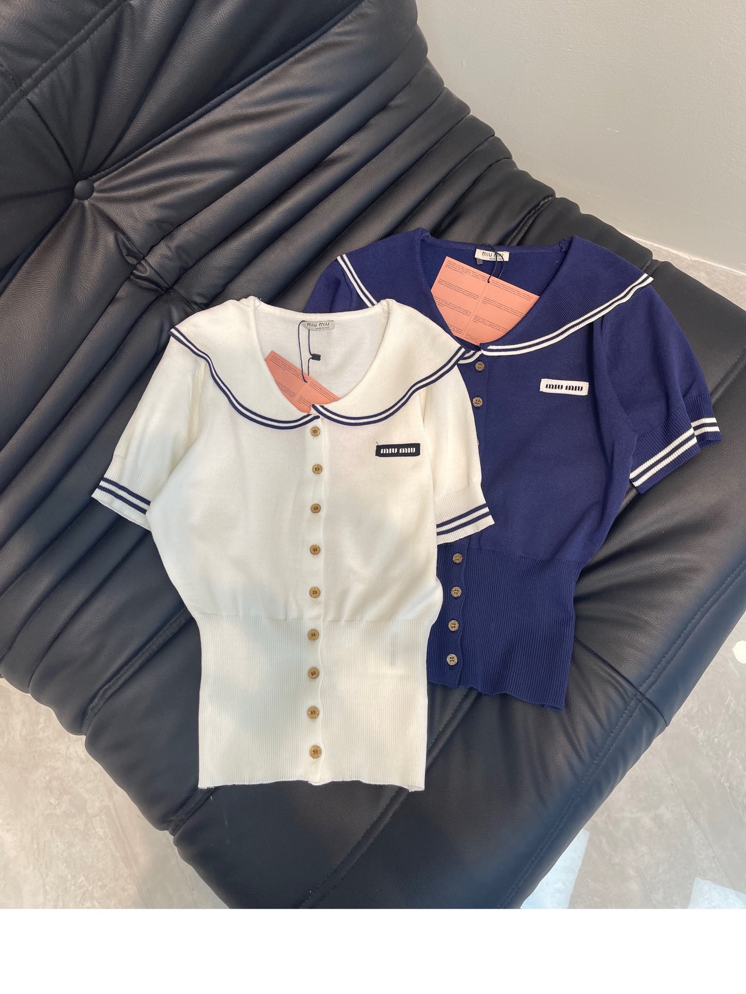 NO:326559,Miumi*25 spring and summer new doll collar short-sleeved knitted cardigan!  The iconic logo decoration on the chest adds a sense of luxury. The hem thread waist-hugging style is tailored to fit the body. The outfit is slim and high-end. The elegance is full of elegance. Daily commuting, date and leisure. SML A,,miumiu,T-shirt,alexander wang19860909Miumi*25春夏新款娃娃领短袖针织开衫！胸前标志性logo装饰 增添奢华感 衣摆螺纹收腰版型剪裁 贴合身形 穿搭显瘦高级 尽显优雅 日常通勤约会休闲都 SML A,,miumiu,T-shirt,alexander wang,Women's clothing