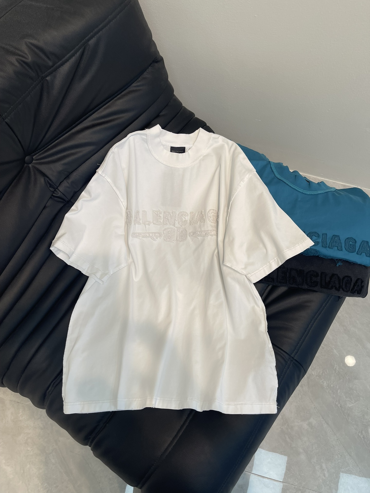 NO:326562,BALENCIG*/Paris #25 new letter logo chest patch embroidered wash water short-sleeved T-shirt. The garment is sewn on the back, and the garment is washed water, with a full design sense. The fabric is made of Paris ZP fixed weaving and dyeing cotton double yarn and gram heavy g, and the cloth is clean. The cloth pattern is clear, soft and comfortable. The thread is fixed dyeing without color difference. The classic letter logo is embroidered with imported Tajima embroidery machine. The effect is three-dimensional. Restored brick cabinet, and the style is OS loose shoulder-down style. The same style for men and women. Color washing water black, fog orchid, green. Size XS-L A,,balenciaga,T-shirt,tees,t-shirt,alexander wang19860909BALENCIG*/巴黎#25新款字母logo胸前贴布刺绣洗水短袖T恤.成衣釆用反面缝合,成衣洗水,设计感十足.面料采用巴黎ZP定织定染全棉双纱、克重克,布面干净.布纹清晰,柔软舒适.螺纹釆用定染无色差.经典字母LOGO采用进口田岛绣花机贴布刺绣.效果立体.还原砖柜, 版型釆用OS宽松落肩版型.男女同款 颜色洗水黑,雾兰,绿色 尺码XS-L A,,balenciaga,T-shirt,tees，t-shirt,alexander wang,Women's clothing