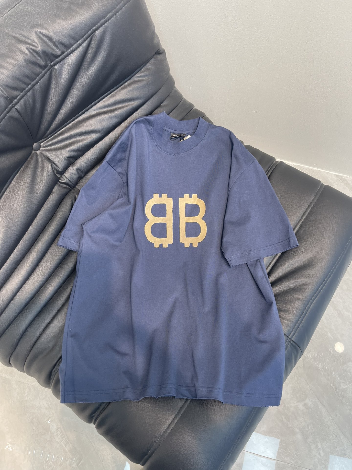 NO:326539,BALENCIG*/Paris.25 new mud hand-painted grinded and old short-sleeved T-shirt. Brick cabinet synchronous...YB development. The color is royal blue. Grinded. Hand-painted with ZP. The fabric is Paris ZP fixed weaving and dyed all cotton double yarn tight cotton. Gram heavy, the cloth surface is clean, the cloth pattern is clear, soft and comfortable. The thread is fixed dyed without color difference. Ready-to-wear hand-painted grinding. Aging, super heavy craftsmanship. Welcome to compare. The style is OS loose shoulder-painted. Men and women are the same color royal blue Size XS-L,,balenciaga, T-shirt,tees, t-shirt,alexander wang19860909BALENCIG*/巴黎.25新款泥巴手绘磨烂做旧短袖T恤.砖柜同步..YB开发.色系为宝蓝色.磨烂.手绘与ZP一致,面料采用巴黎ZP定织定染全棉双纱紧密棉.克重克,布面干净.布纹清晰,柔软舒适.螺纹釆用定染无色差.成衣手绘.磨烂.做旧,超重工艺.欢迎对比.版型釆用OS宽松落肩版型. 男女同款 颜色宝蓝色 尺码XS-L,,balenciaga,T-shirt,tees，t-shirt,alexander wang,Women's clothing