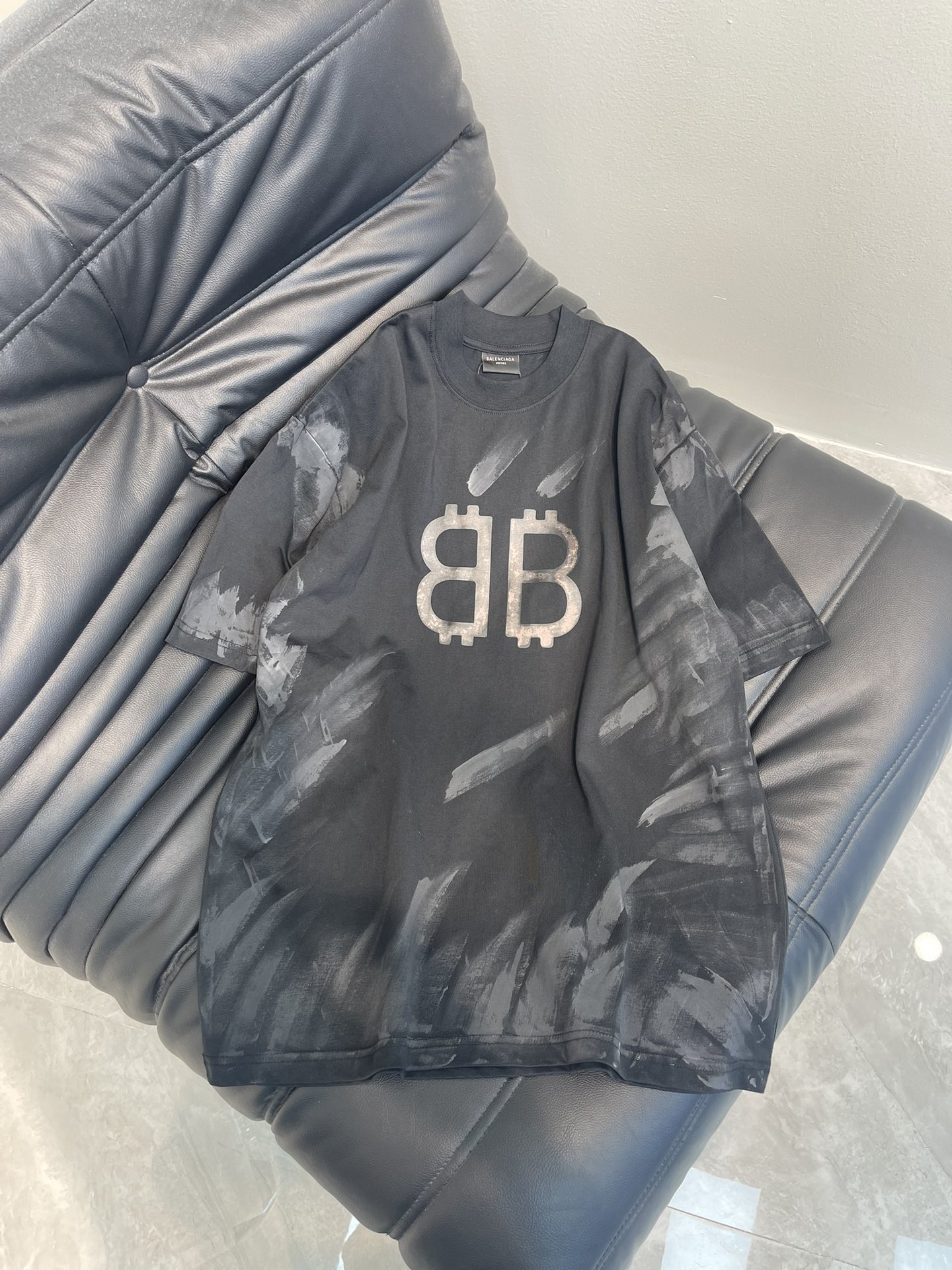 NO:326545,BALENCIG*/Paris.25 new mud hand-painted grinded and old short-sleeved T-shirt. Brick cabinet synchronous...YB development. The color system is black and blue. Grinded. Hand-painted is consistent with ZP. The fabric is made of Paris ZP fixed weaving and dyed all cotton double yarn tight cotton. Gram heavy, the cloth surface is clean, the cloth pattern is clear, soft and comfortable. The thread is fixed dyed without color difference. Ready-to-wear hand-painted grinding. Aging, super heavy craftsmanship. Welcome to compare. The style is OS loose shoulder-down style. Men and women's same color black Size XS-L A,,balenciaga,T-shirt,tees,t-shirt,alexander wang19860909BALENCIG*/巴黎.25新款泥巴手绘磨烂做旧短袖T恤.砖柜同步..YB开发.色系为黑蓝色.磨烂.手绘与ZP一致,面料采用巴黎ZP定织定染全棉双纱紧密棉.克重克,布面干净.布纹清晰,柔软舒适.螺纹釆用定染无色差.成衣手绘.磨烂.做旧,超重工艺.欢迎对比.版型釆用OS宽松落肩版型. 男女同款 颜色黑色 尺码XS-L A,,balenciaga,T-shirt,tees，t-shirt,alexander wang,Women's clothing