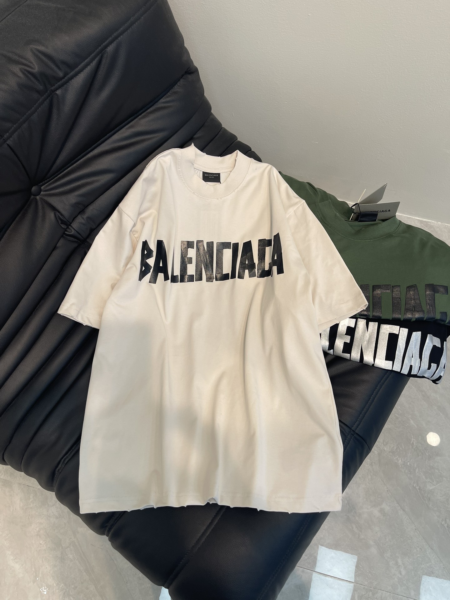 NO:326551,BALENCIG*/Paris.25 latest classic model. Tape pulping printing. Washed and worn out for garments. Brick cabinet synchronous. The fabric is made of Paris ZP fixed-woven and dyed all-cotton double yarn tight cotton. Gram heavy, clean cloth surface. Clear fabric pattern, soft and comfortable, and threads are fixed dyed without color difference. Classic pattern is printed with environmentally friendly imported materials, tape pulping paste. Clear letters, three-dimensional effect. Restore brick cabinet. Washed and worn out for garments. Multiple hand-made. Overweight process production. Note that ZP is made of iron gray for garments. Washed and worn out for garments. The style is OS loose shoulder-shoulder style. Men and women are the same. Color off-white, green, black Size XS-L,,balenciaga, T-shirt,tees, t-shirt,alexander wang19860909BALENCIG*/巴黎.25最新经典款.胶带拉浆印花.成衣水洗磨烂做旧短袖T恤.砖柜同步.面料采用巴黎ZP定织定染全棉双纱紧密棉.克重克,布面干净.布纹清晰,柔软舒适,螺纹釆用定染无色差.经典图案采用环保进口材料印花,胶带纹拉胶浆.字母清晰,效果立体.还原砖柜. 成衣水洗作旧,多位手工磨烂.超重工艺生产.注意ZP是用铁灰色做成衣进行水洗做旧.版型釆用OS宽松落肩版型. 男女同款. 颜色灰白色,绿色,黑色 尺码XS-L,,balenciaga,T-shirt,tees，t-shirt,alexander wang,Women's clothing