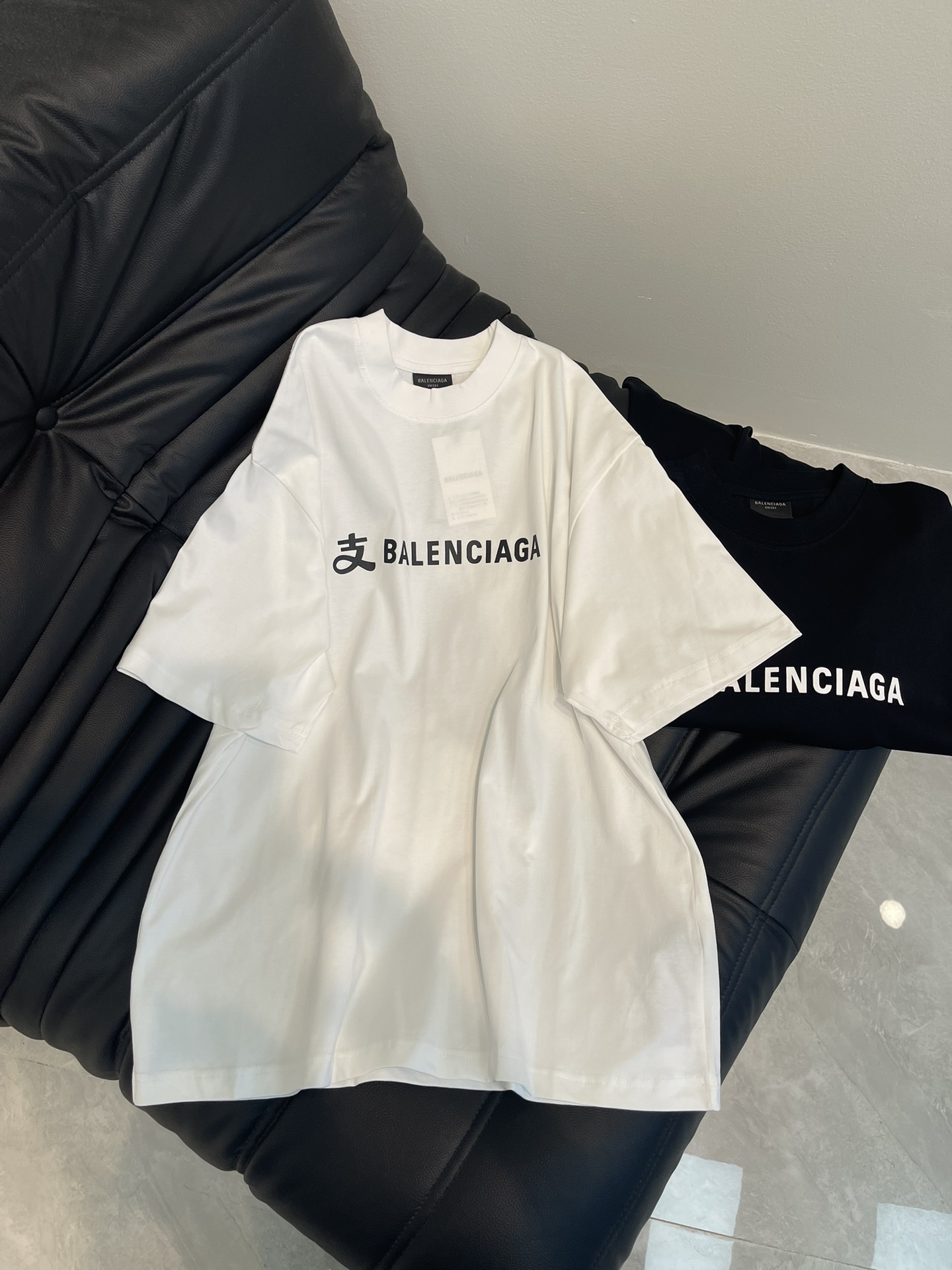 NO:326557,Balenciag*25 new Alipay co-branded short-sleeved T-shirt. It is made of imported knitted needle comb. It has a moderate thickness, a drape and a contour, and the upper body is comfortable!  !  The two-sided printed elements are added to the body, which greatly increases the fun of the clothing; a unique visual effect. After the special effect treatment, a unique effect is formed!  The os style is really charming, and the Balenciaga joint brand is really amazing. The new product styles in each season are the ultimate, the practical wear is very high, and you can wear it anytime. The color is white and black. Size XS-L A,,balenciaga,balenciaga,T-shirt,tees,t-shirt,alexander wang19860909Balenciag*25新款支付宝联名印花短袖T恤.进口针织针梳棉进行制作,厚度适中,有垂感又有轮廓型,上身就是一个舒适！！衣身加入两面印花元素处理,更大大增加了服装的趣味性；独特的视觉效果.特殊效果处理后形成了一种的独特效果！os版型真的很迷人,巴黎世家联名也真的是绝绝子.每一季新品版型都做到极致,实穿度很高,随意搭都nice 颜色白色 黑色 尺码XS-L A,,balenciaga,balenciaga,T-shirt,tees，t-shirt,alexander wang,Women's clothing