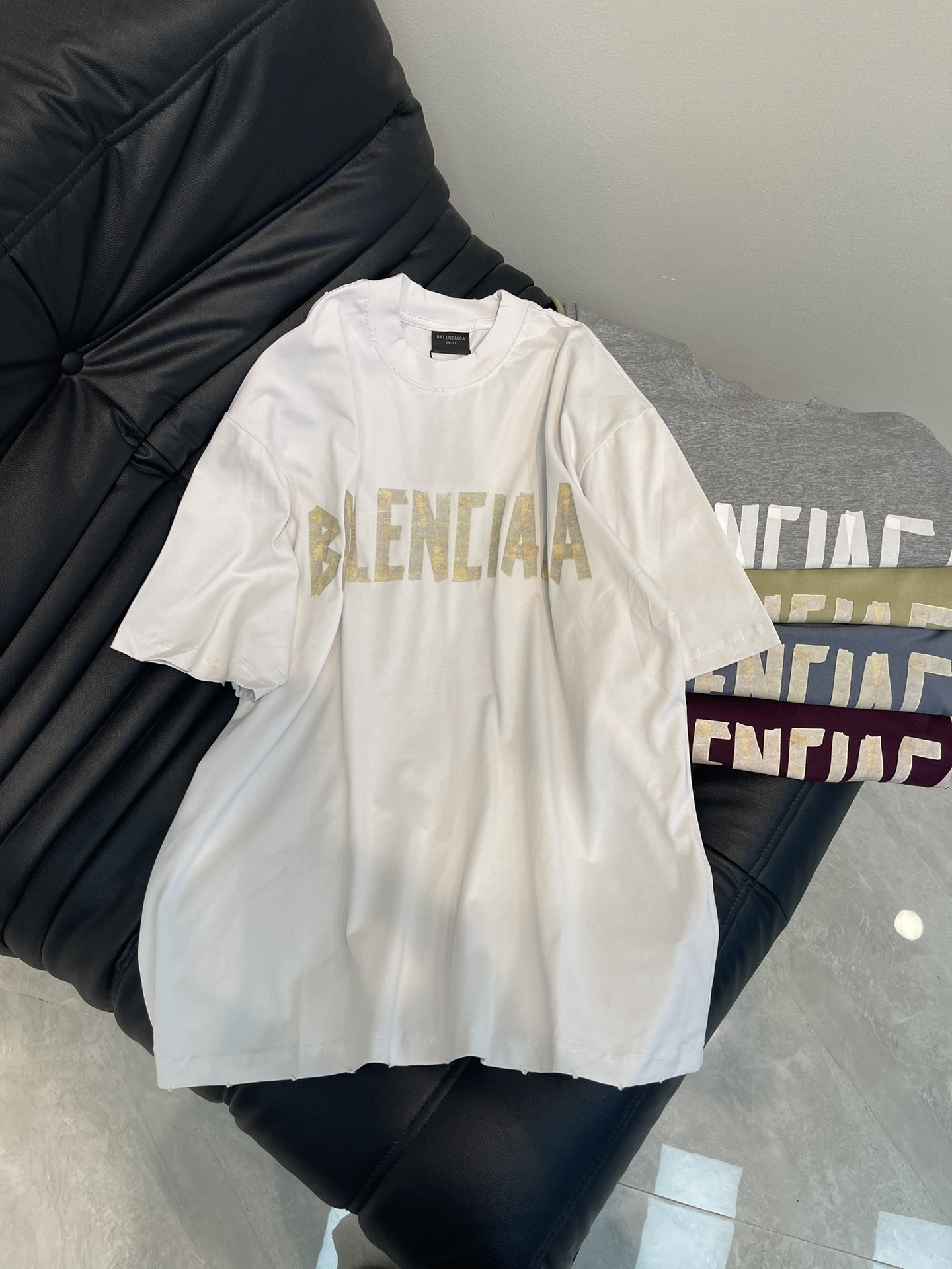 NO:326554,BALENCIG*/Paris.25 latest classic model. Tape pulping printing. Washed and worn out for garments. Brick cabinet synchronized. The fabric is made of Paris ZP fixed-woven and dyed all-cotton double yarn. The cloth is tightly cotton. The cloth is clean. The cloth is clear, soft and comfortable. The thread is fixed-dyed and dyed without color difference. The classic pattern is printed with environmentally friendly imported materials, tape pulping paste. The letters are clear and the effect is three-dimensional. Restore the brick cabinet. Washed and worn out for garments. Multiple hand-made. Overweight technology is produced. Note that ZP is made of iron gray for garments. Washed and worn out for garments. The style is OS loose shoulder-shoulder style. Men and women are the same. Color white, wine red, gray blue, khaki, flower gray Size XS-L A,,balenciaga, T-shirt,tees,t-shirt,alexander wang19860909BALENCIG*/巴黎.25最新经典款.胶带拉浆印花.成衣水洗磨烂做旧短袖T恤.砖柜同步.面料采用巴黎ZP定织定染全棉双纱紧密棉.克重克,布面干净.布纹清晰,柔软舒适,螺纹釆用定染无色差.经典图案采用环保进口材料印花,胶带纹拉胶浆.字母清晰,效果立体.还原砖柜. 成衣水洗作旧,多位手工磨烂.超重工艺生产.注意ZP是用铁灰色做成衣进行水洗做旧.版型釆用OS宽松落肩版型. 男女同款. 颜色白色,酒红,灰蓝,卡其,花灰色 尺码XS-L A,,balenciaga,T-shirt,tees，t-shirt,alexander wang,Women's clothing